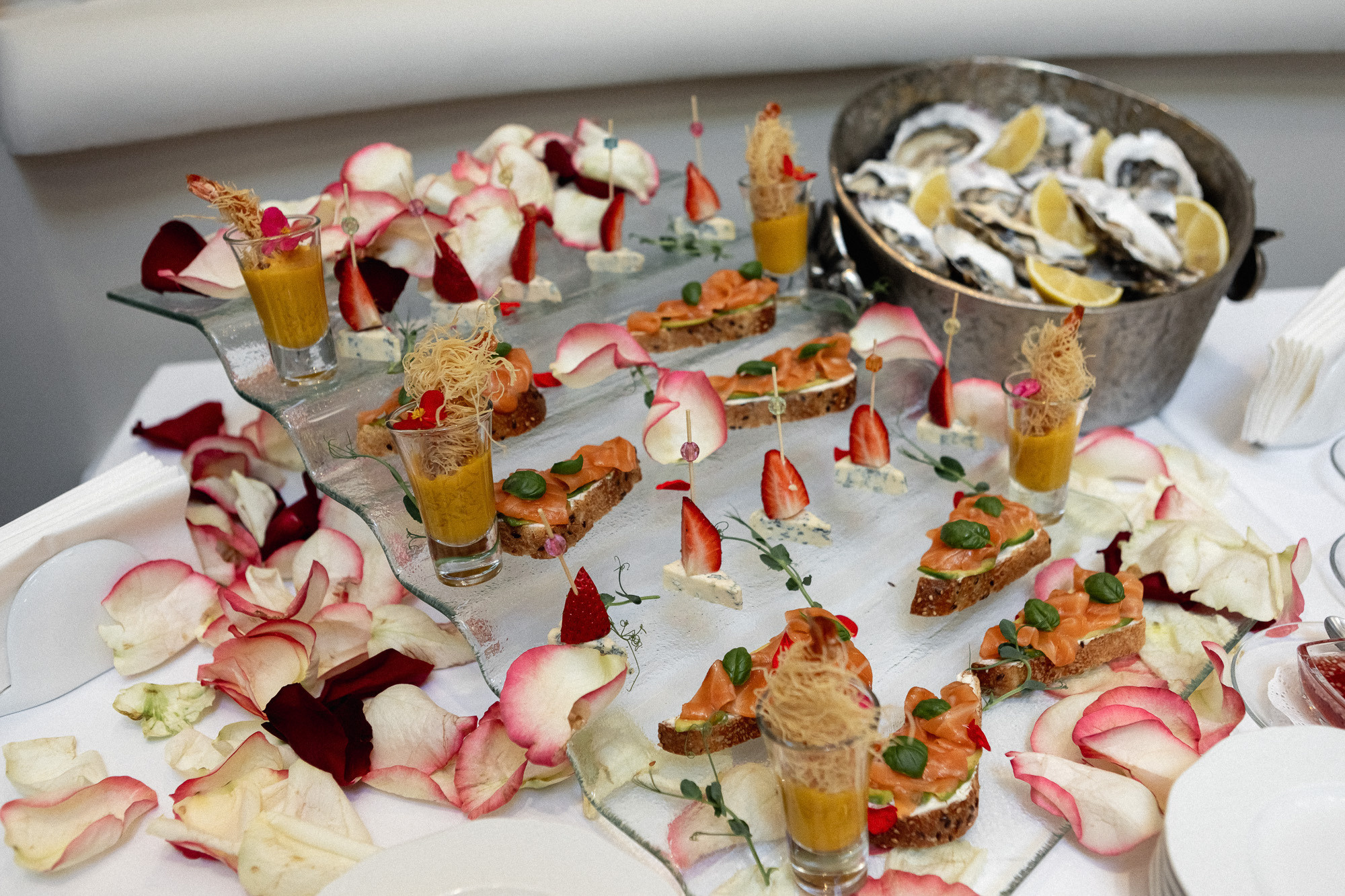 Алексей и Екатерина - свадьба для двоих в отеле Pallasa в Ялте. Свадебный фотограф, фотосъемка в Крыму, Севастополе, Симферополе, Ялте