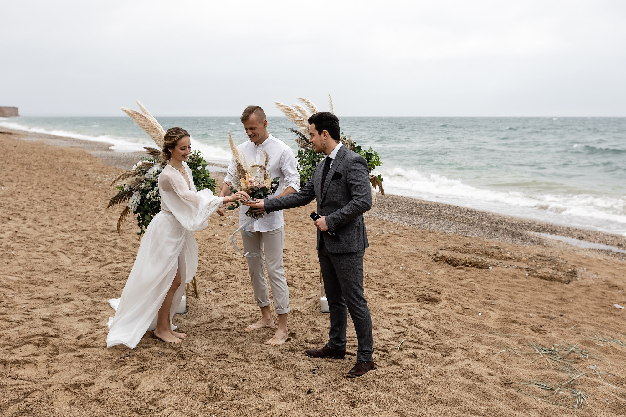 Свадебная выездная церемония и фотосессия на берегу моря. Свадебный фотограф, фотосъемка в Крыму, Севастополе, Симферополе, Ялте