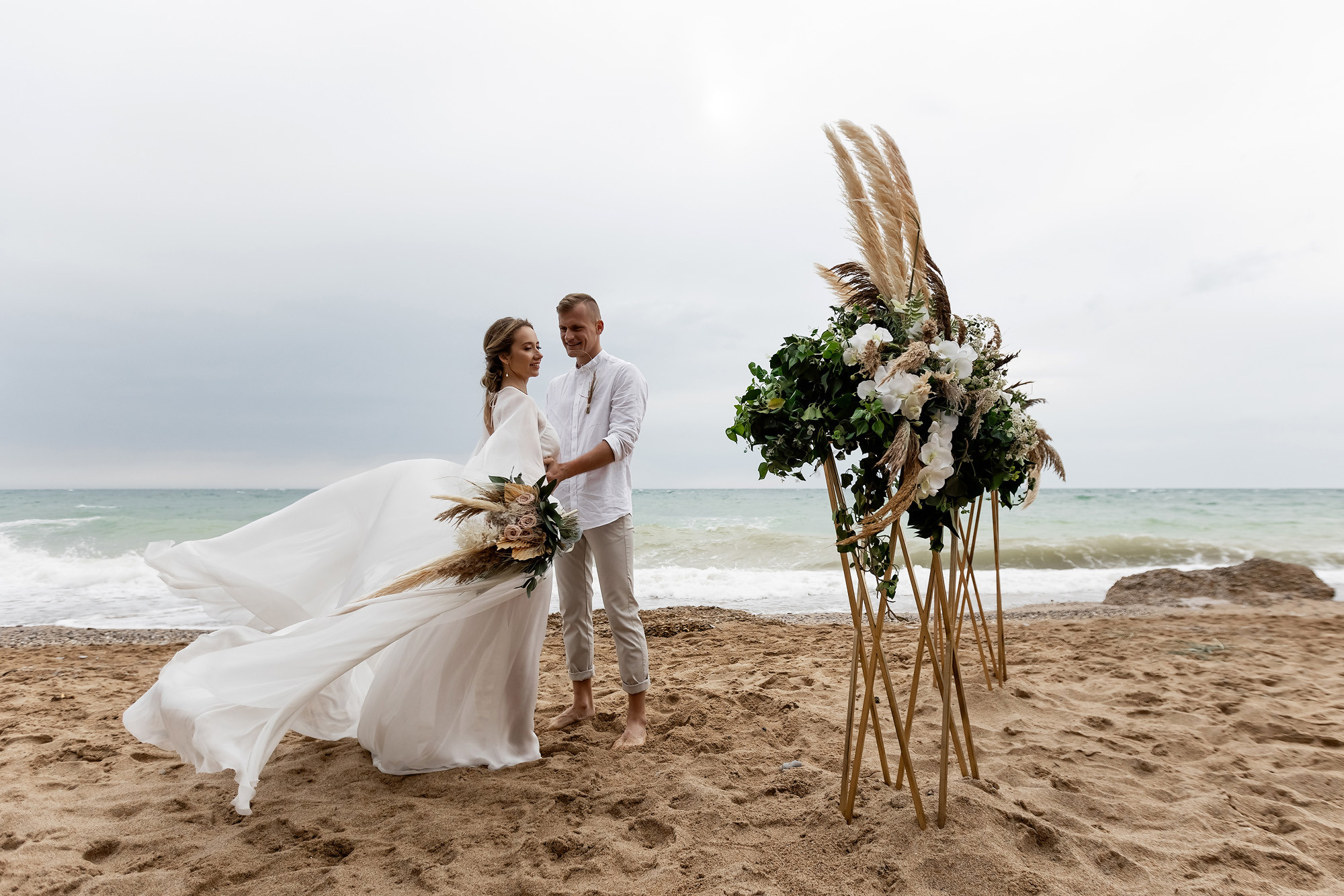 Свадебная выездная церемония и фотосессия на берегу моря. Свадебный фотограф, фотосъемка в Крыму, Севастополе, Симферополе, Ялте