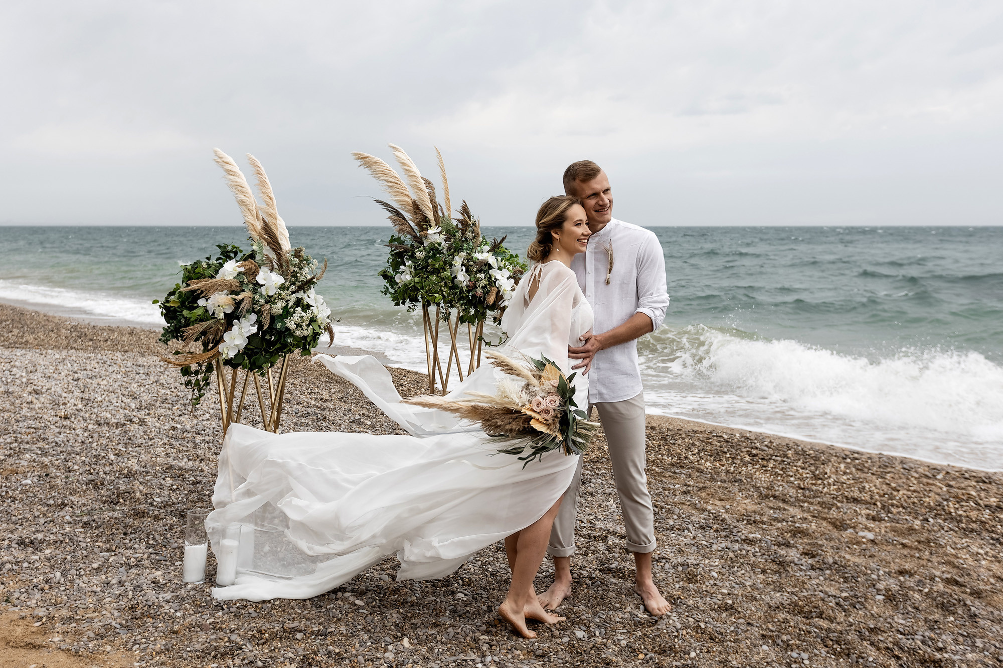 Свадебная выездная церемония и фотосессия на берегу моря. Свадебный фотограф, фотосъемка в Крыму, Севастополе, Симферополе, Ялте