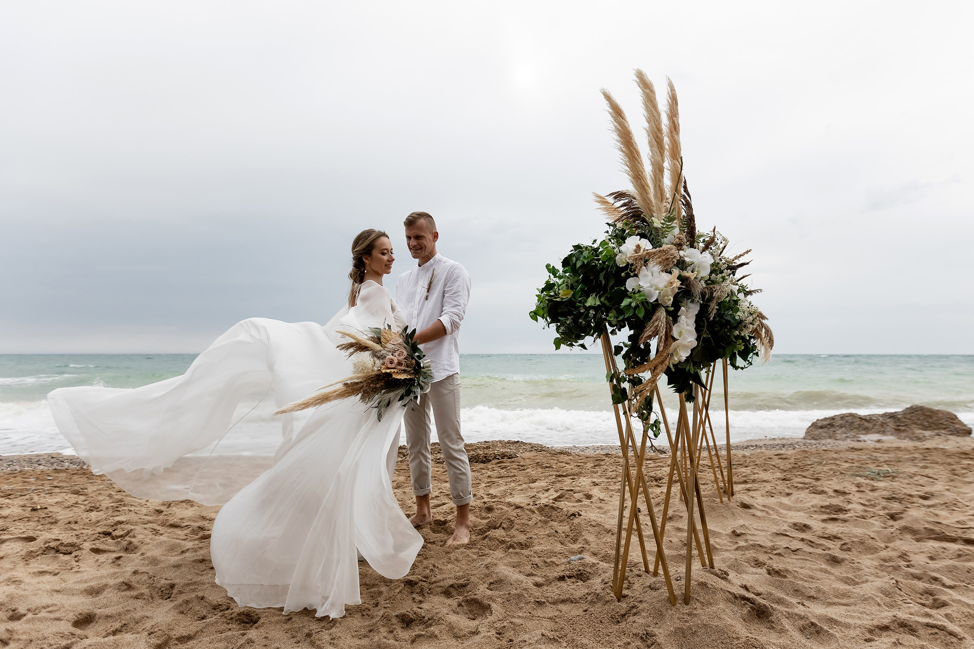 Свадебная выездная церемония и фотосессия на берегу моря. Свадебный фотограф, фотосъемка в Крыму, Севастополе, Симферополе, Ялте
