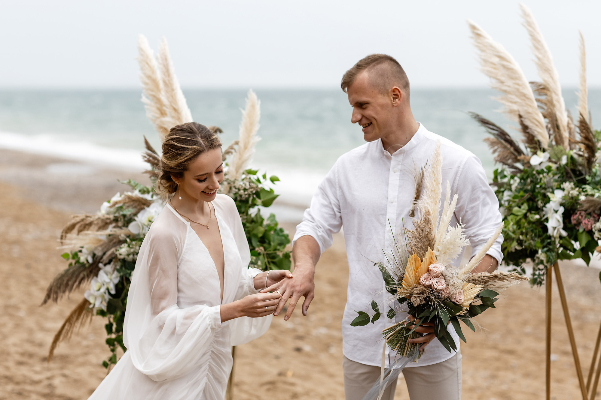 Свадебная выездная церемония и фотосессия на берегу моря. Свадебный фотограф, фотосъемка в Крыму, Севастополе, Симферополе, Ялте