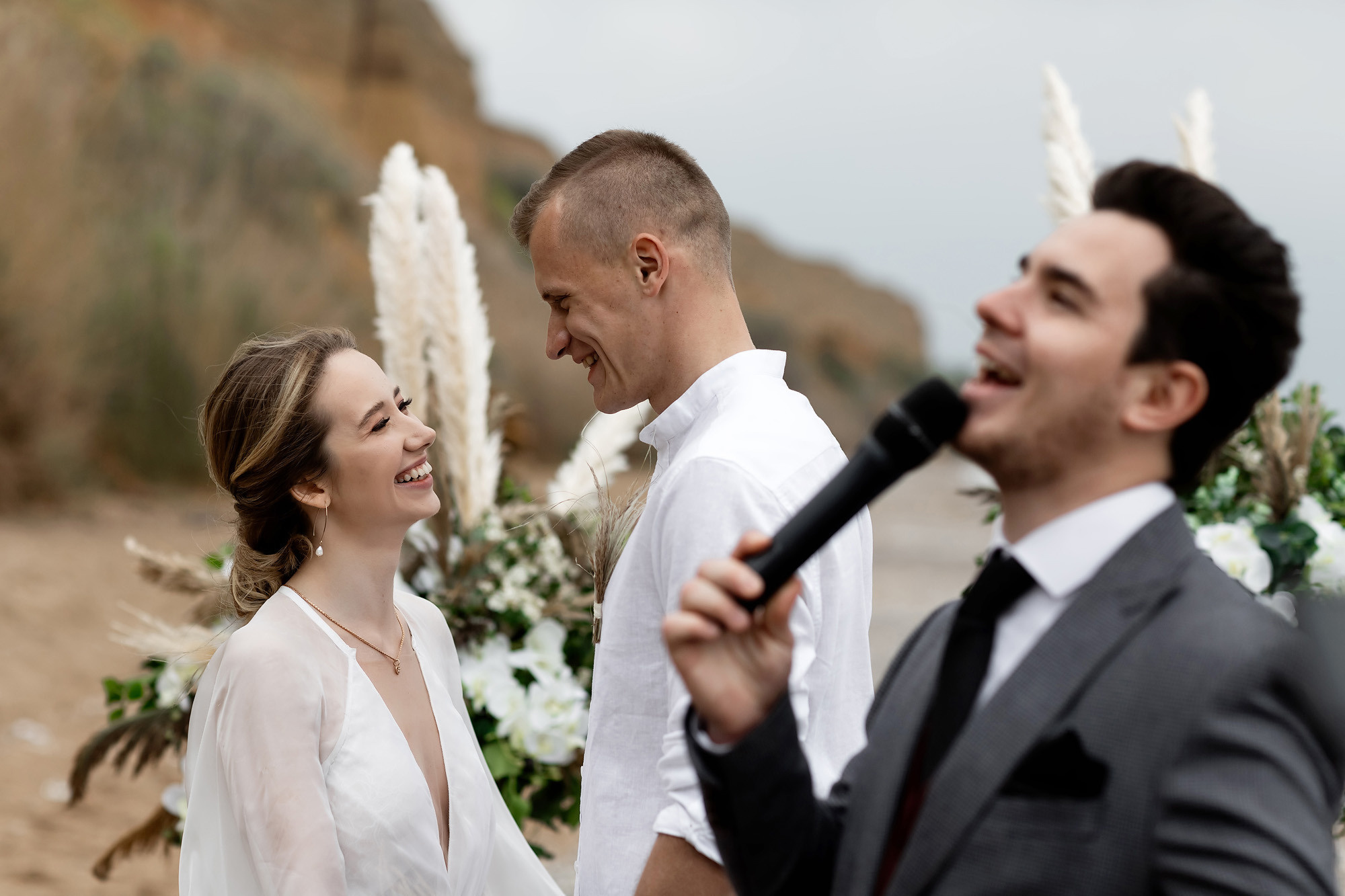 Свадебная выездная церемония и фотосессия на берегу моря. Свадебный фотограф, фотосъемка в Крыму, Севастополе, Симферополе, Ялте