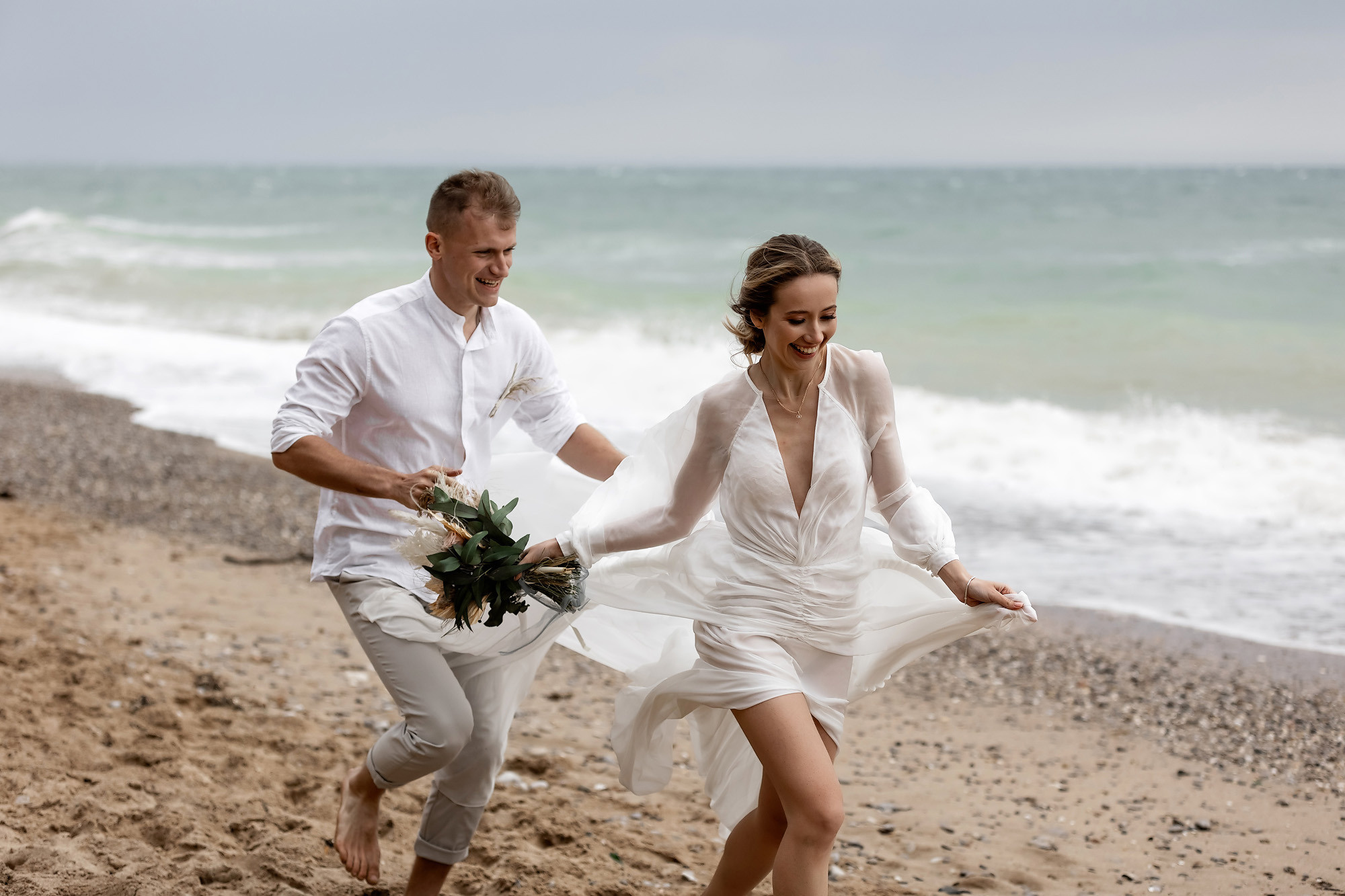 Свадебная выездная церемония и фотосессия на берегу моря. Свадебный фотограф, фотосъемка в Крыму, Севастополе, Симферополе, Ялте