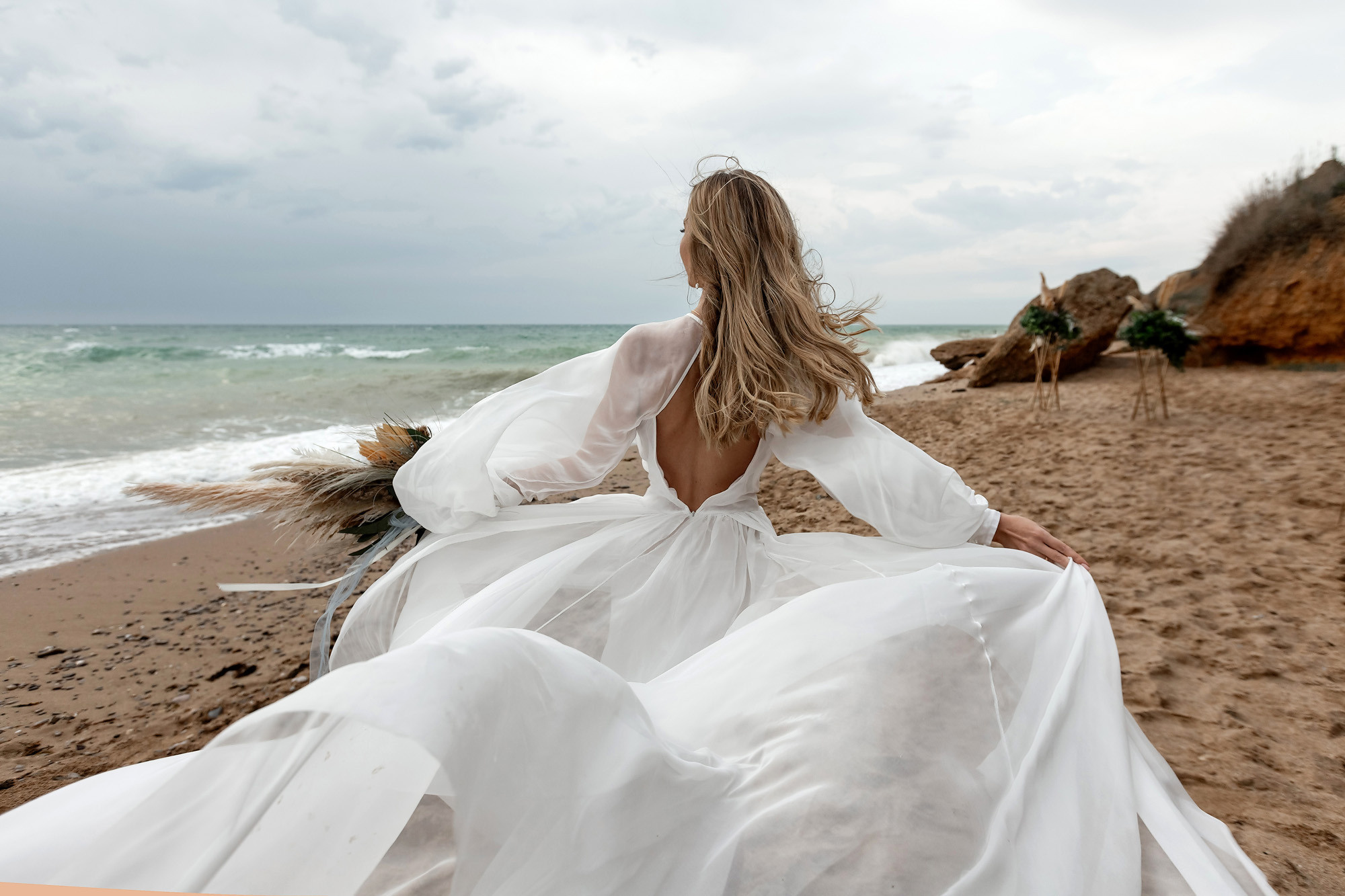 Свадебная выездная церемония и фотосессия на берегу моря. Свадебный фотограф, фотосъемка в Крыму, Севастополе, Симферополе, Ялте