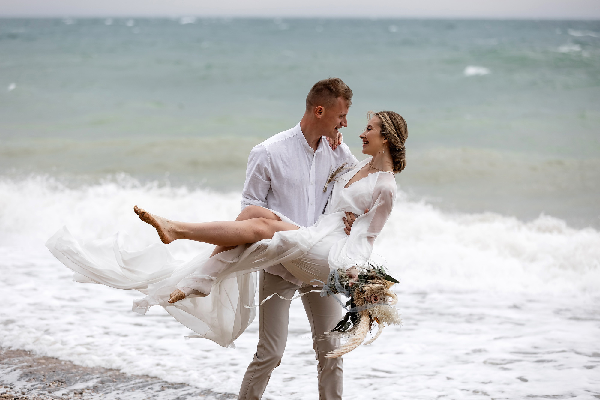 Свадебная выездная церемония и фотосессия на берегу моря. Свадебный фотограф, фотосъемка в Крыму, Севастополе, Симферополе, Ялте