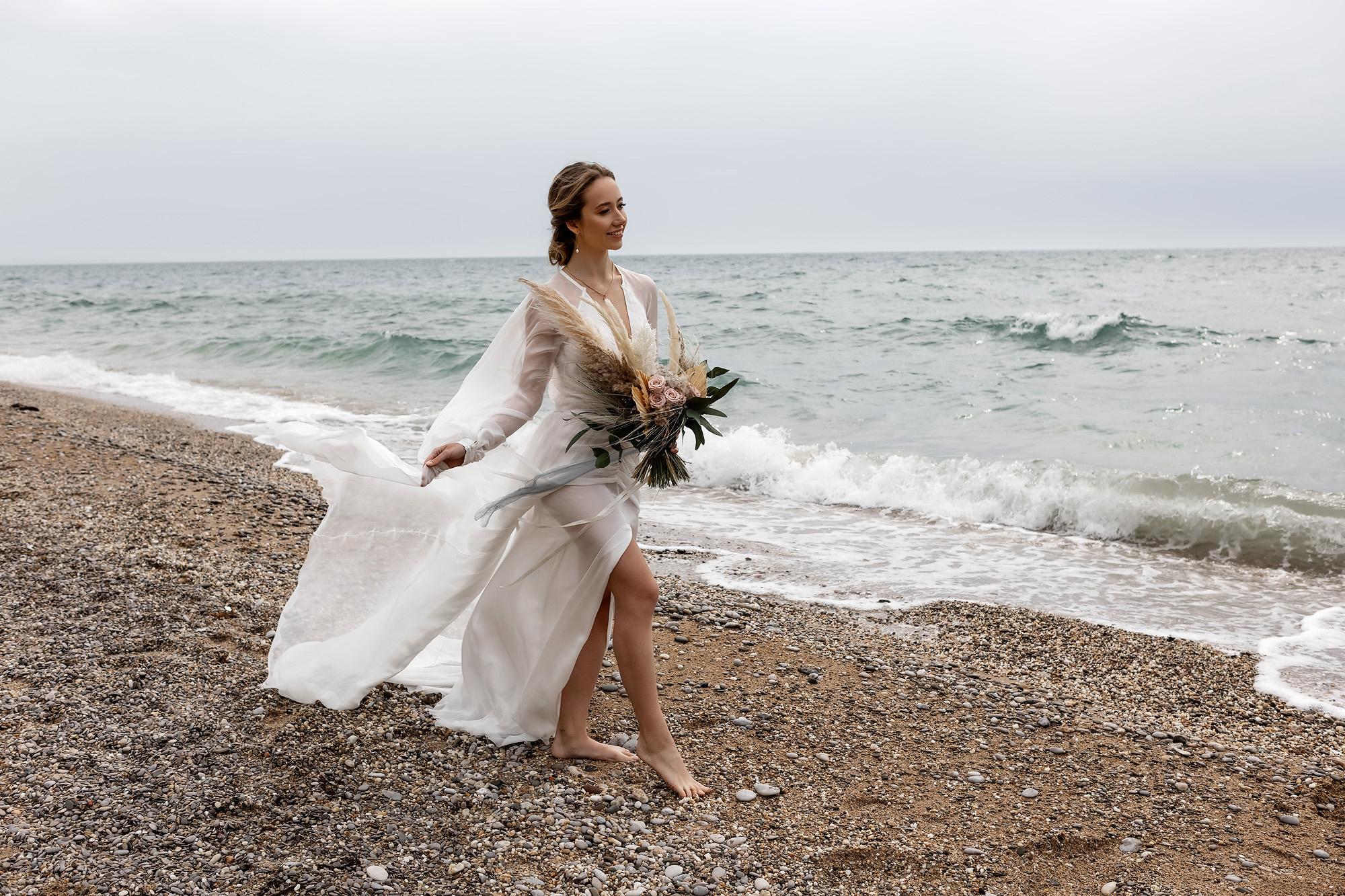 Свадебная выездная церемония и фотосессия на берегу моря. Свадебный фотограф, фотосъемка в Крыму, Севастополе, Симферополе, Ялте