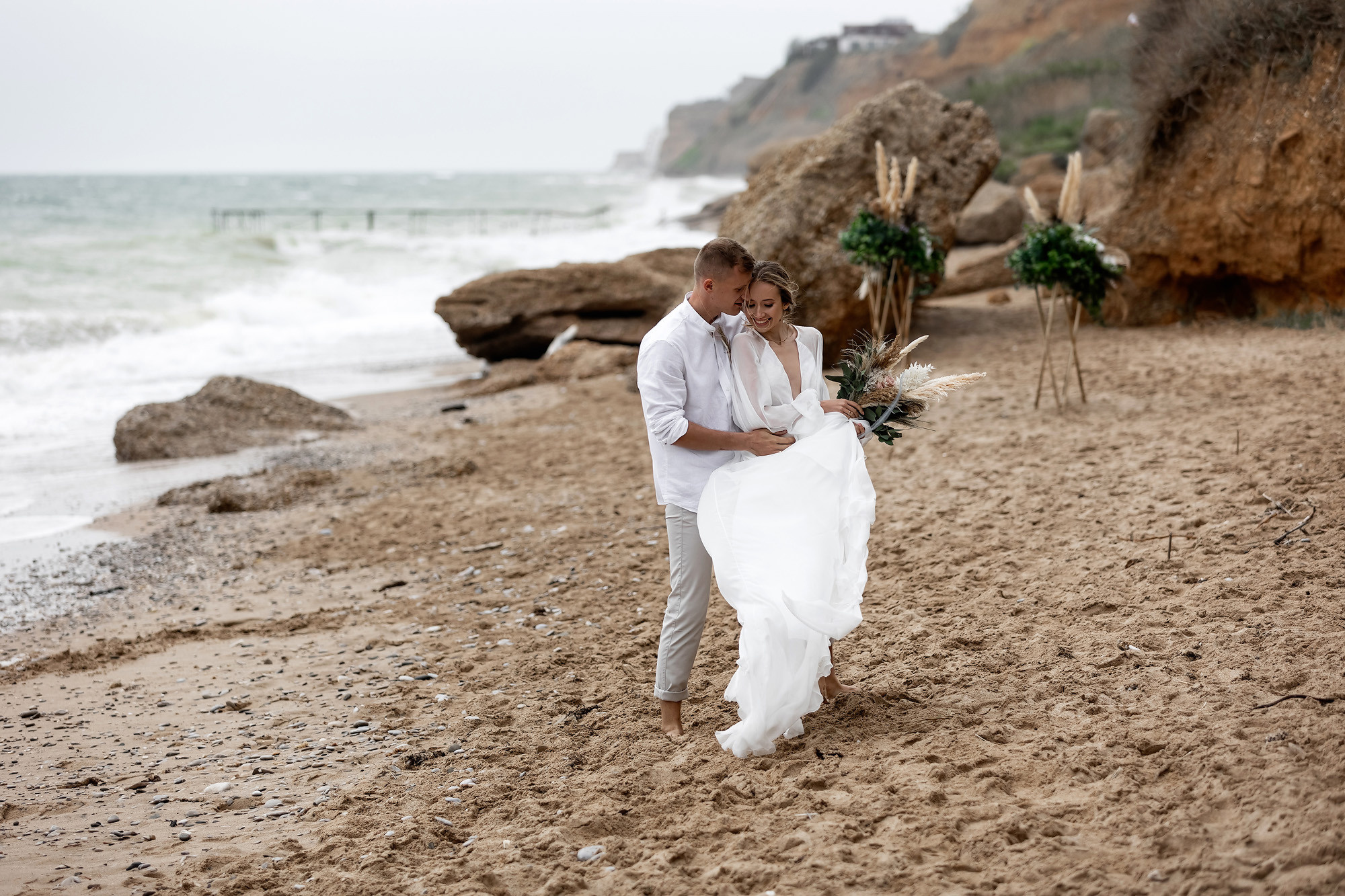 Свадебная выездная церемония и фотосессия на берегу моря. Свадебный фотограф, фотосъемка в Крыму, Севастополе, Симферополе, Ялте