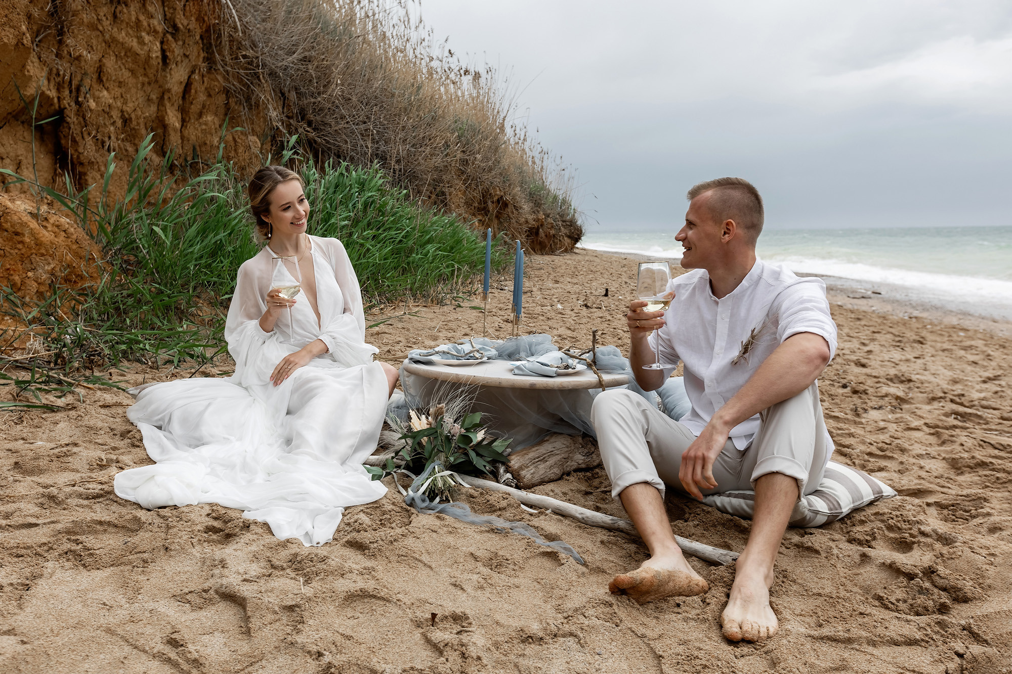 Свадебная выездная церемония и фотосессия на берегу моря. Свадебный фотограф, фотосъемка в Крыму, Севастополе, Симферополе, Ялте