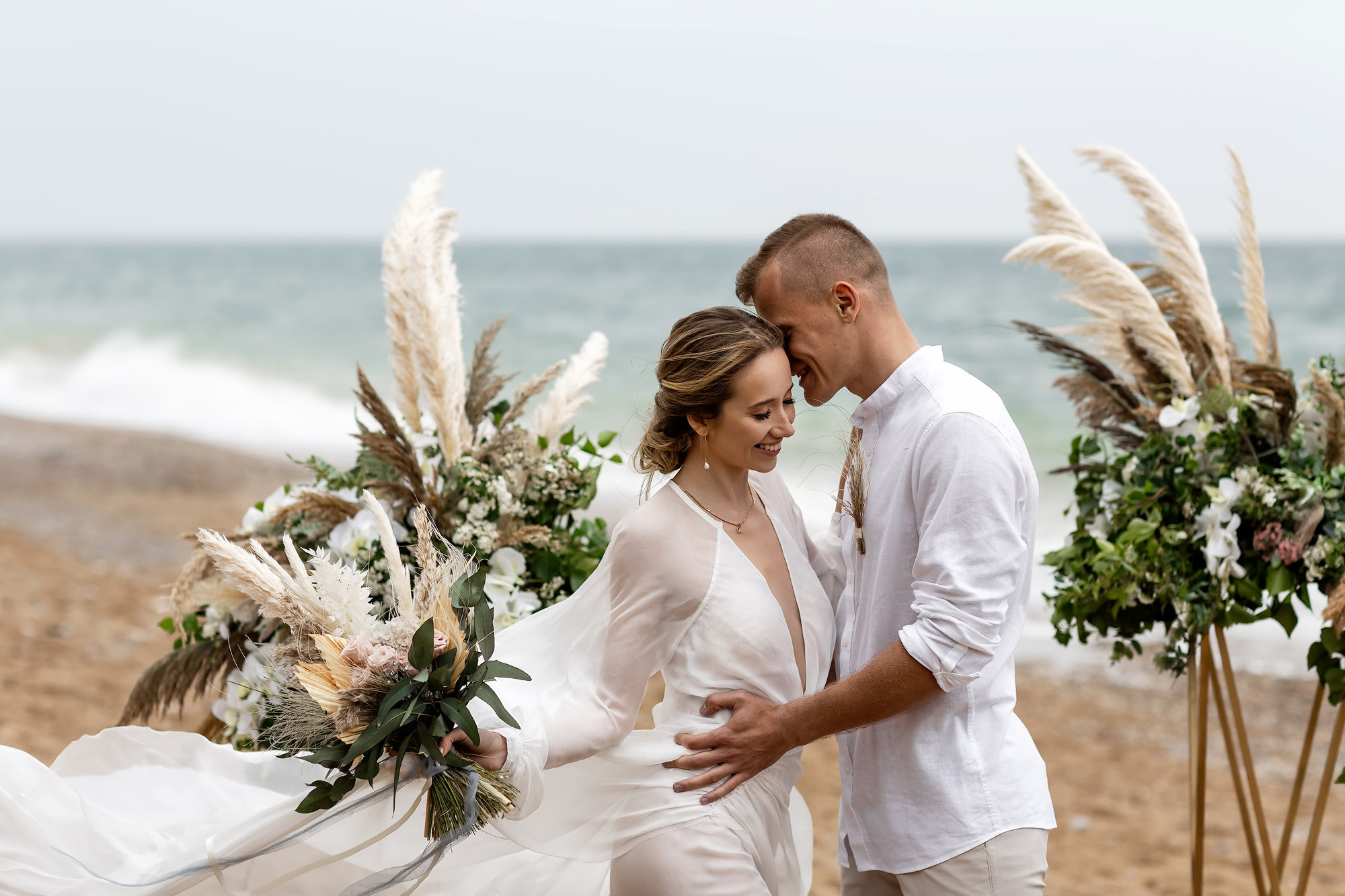 Свадебная выездная церемония и фотосессия на берегу моря. Свадебный фотограф, фотосъемка в Крыму, Севастополе, Симферополе, Ялте