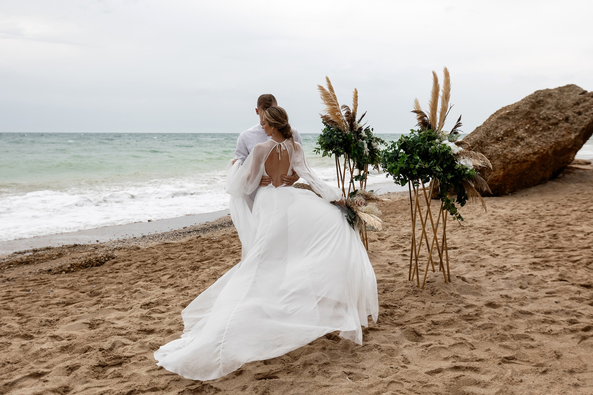 Свадебная выездная церемония и фотосессия на берегу моря. Свадебный фотограф, фотосъемка в Крыму, Севастополе, Симферополе, Ялте