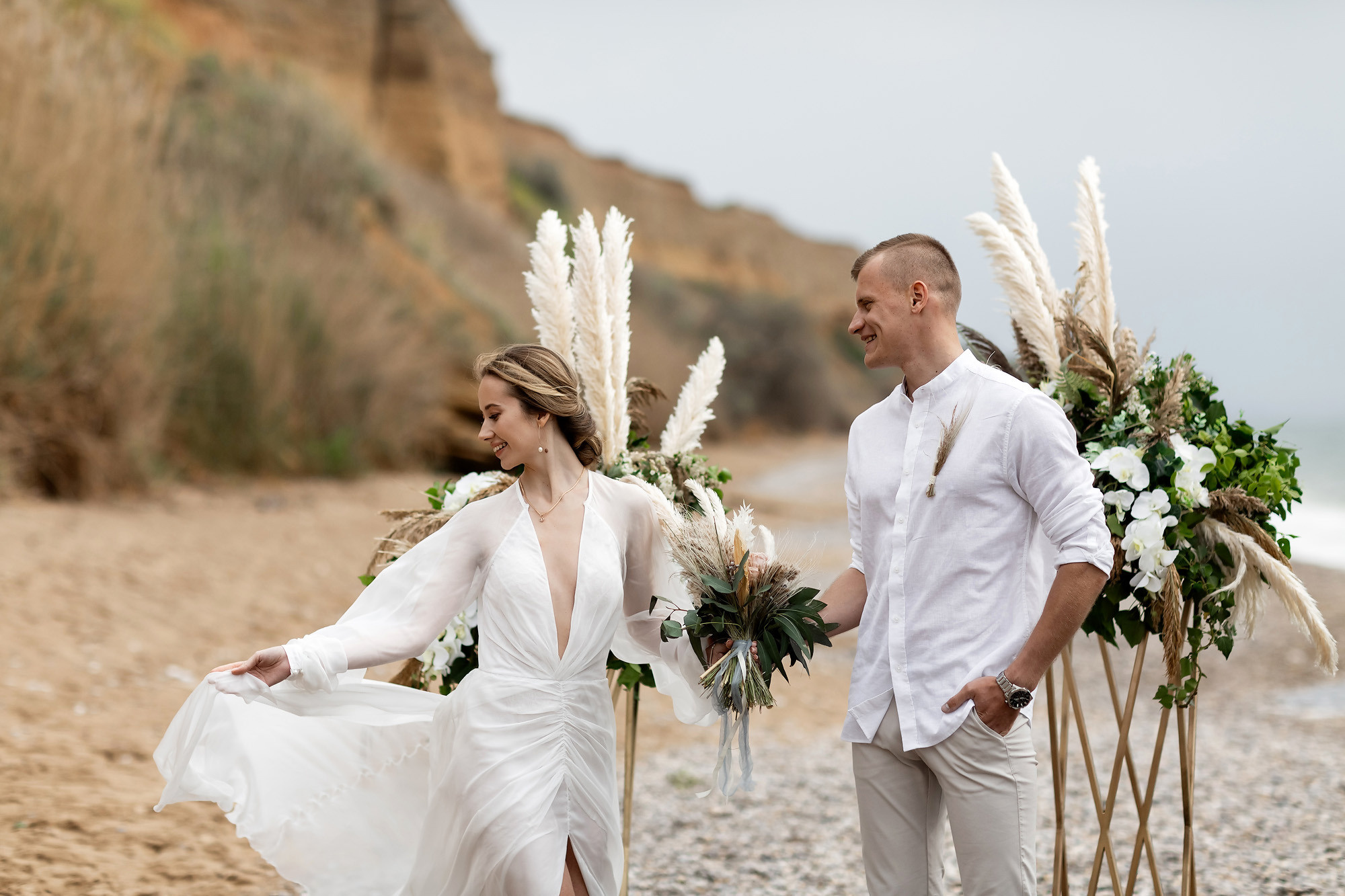 Свадебная выездная церемония и фотосессия на берегу моря. Свадебный фотограф, фотосъемка в Крыму, Севастополе, Симферополе, Ялте