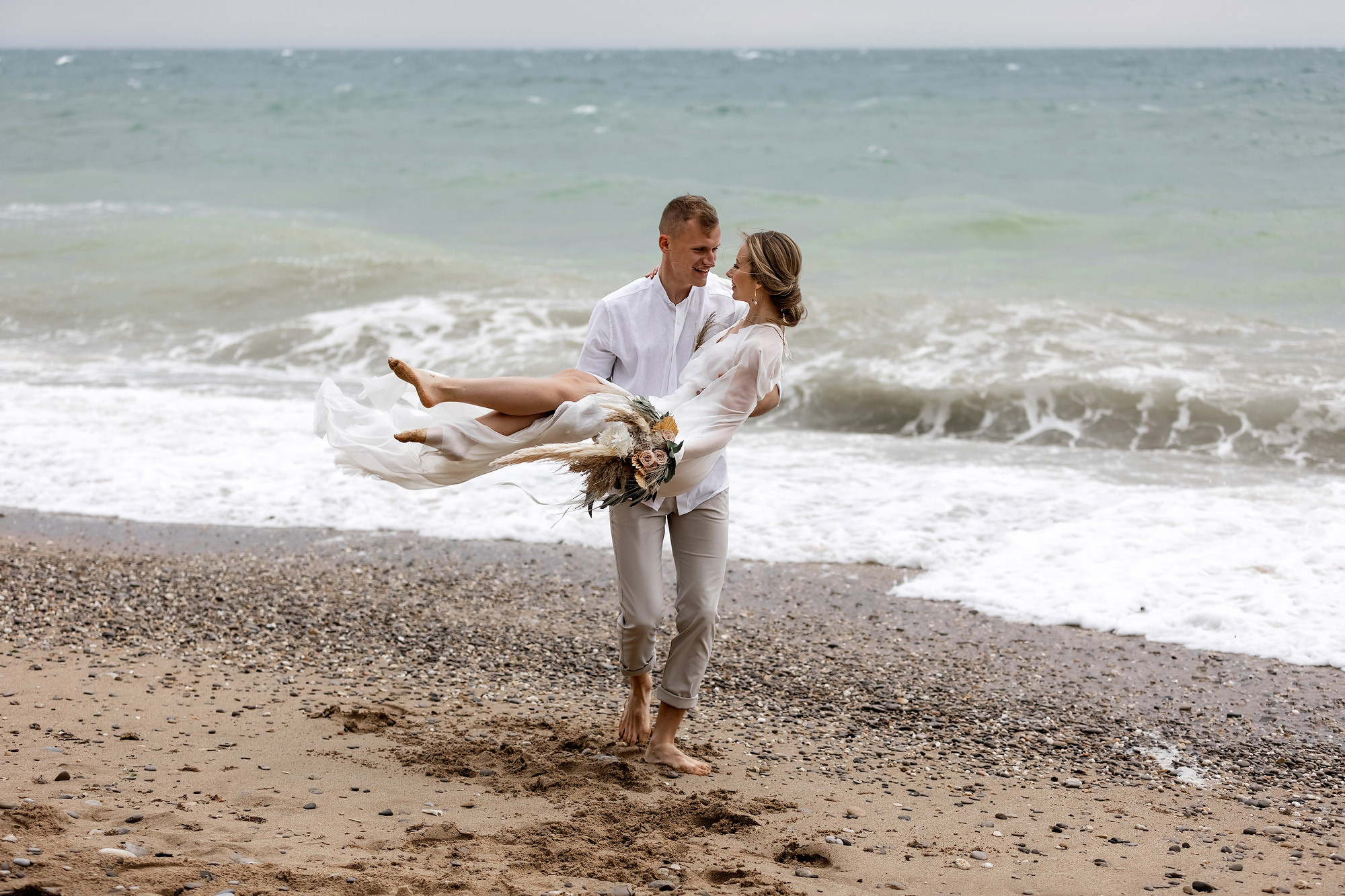 Свадебная выездная церемония и фотосессия на берегу моря. Свадебный фотограф, фотосъемка в Крыму, Севастополе, Симферополе, Ялте