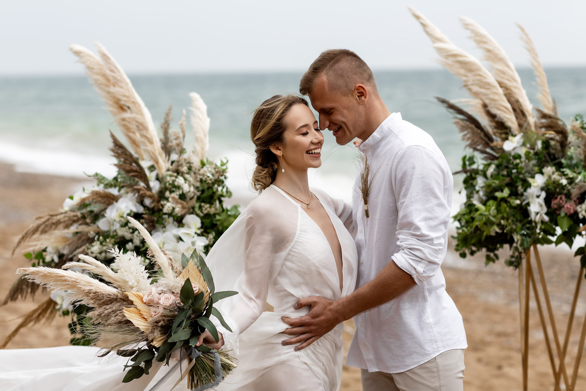 Свадебная выездная церемония и фотосессия на берегу моря. Свадебный фотограф, фотосъемка в Крыму, Севастополе, Симферополе, Ялте