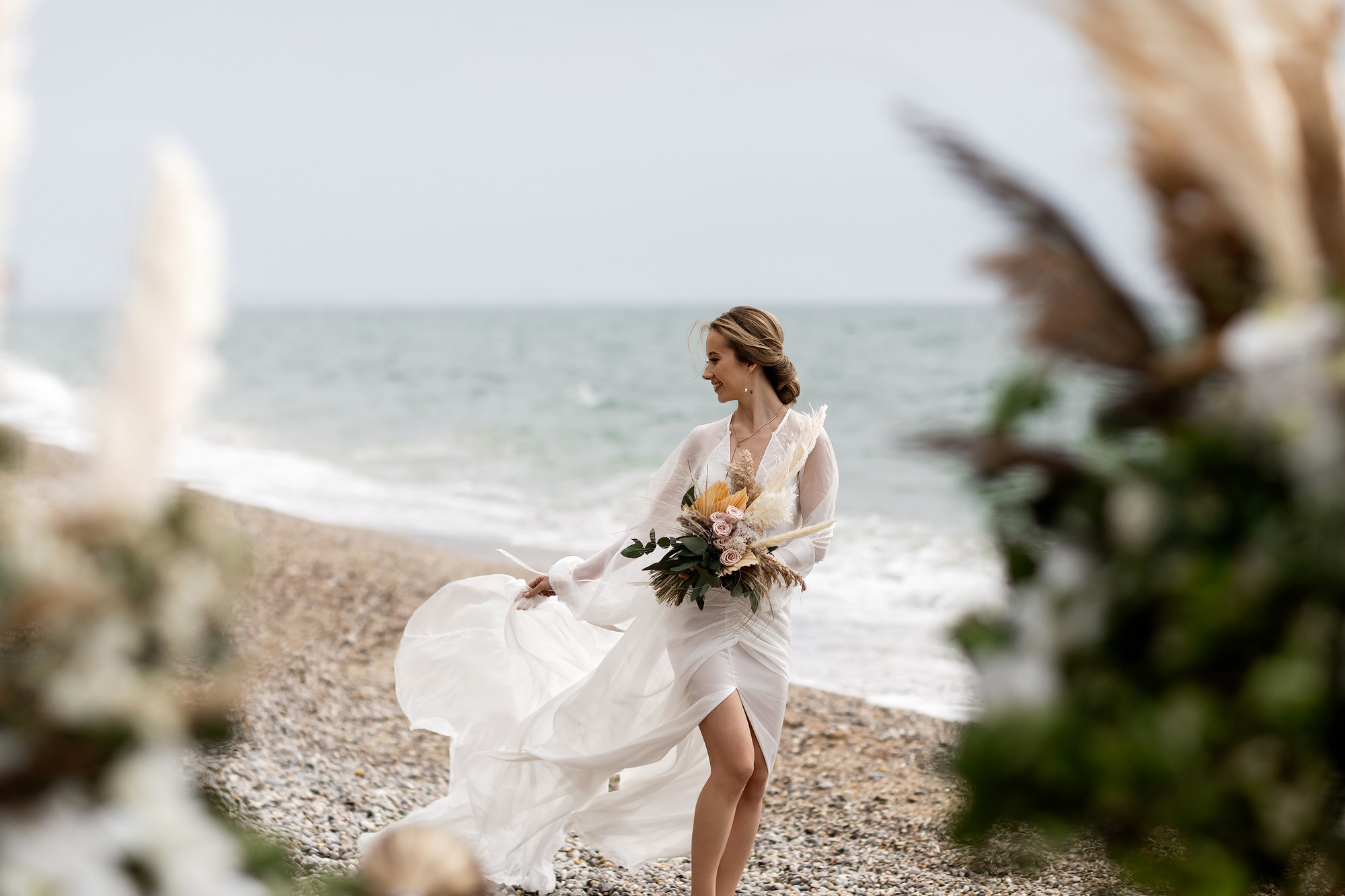 Свадебная выездная церемония и фотосессия на берегу моря. Свадебный фотограф, фотосъемка в Крыму, Севастополе, Симферополе, Ялте