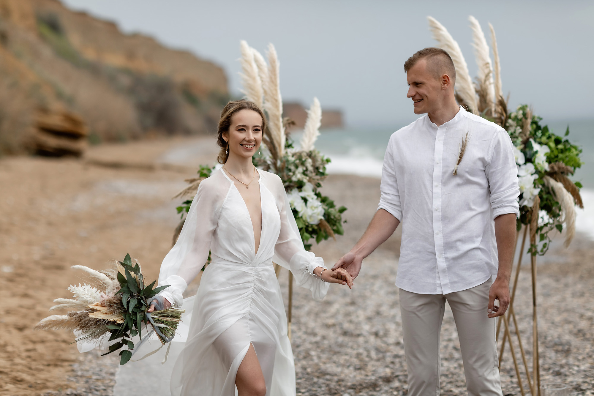 Свадебная выездная церемония и фотосессия на берегу моря. Свадебный фотограф, фотосъемка в Крыму, Севастополе, Симферополе, Ялте