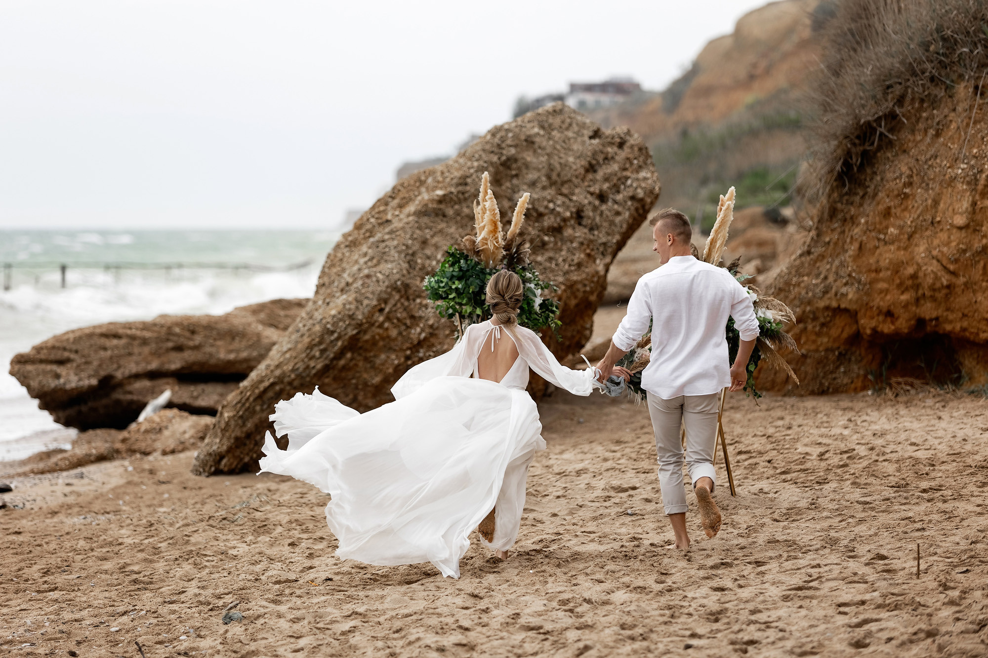 Свадебная выездная церемония и фотосессия на берегу моря. Свадебный фотограф, фотосъемка в Крыму, Севастополе, Симферополе, Ялте