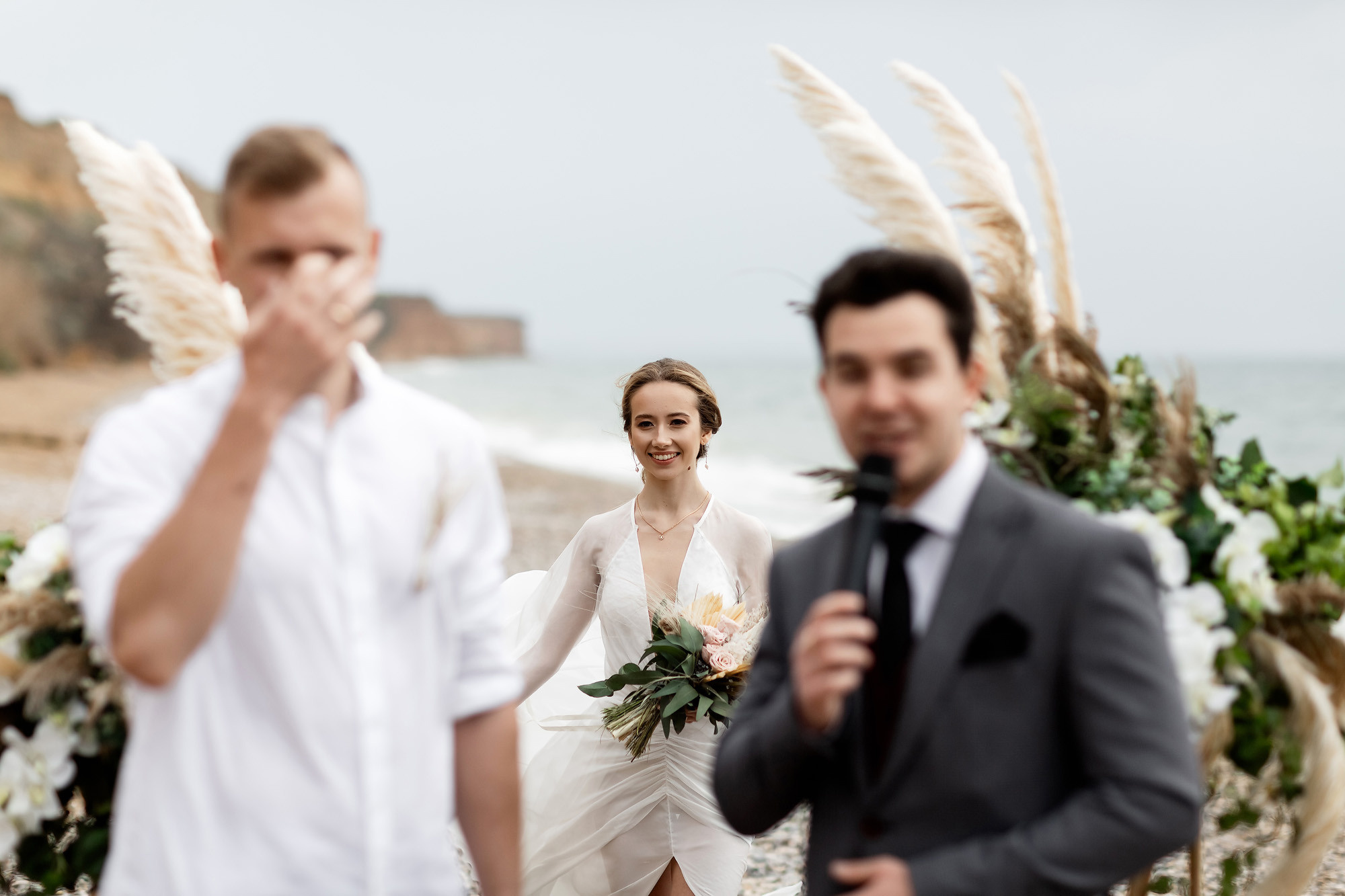 Свадебная выездная церемония и фотосессия на берегу моря. Свадебный фотограф, фотосъемка в Крыму, Севастополе, Симферополе, Ялте