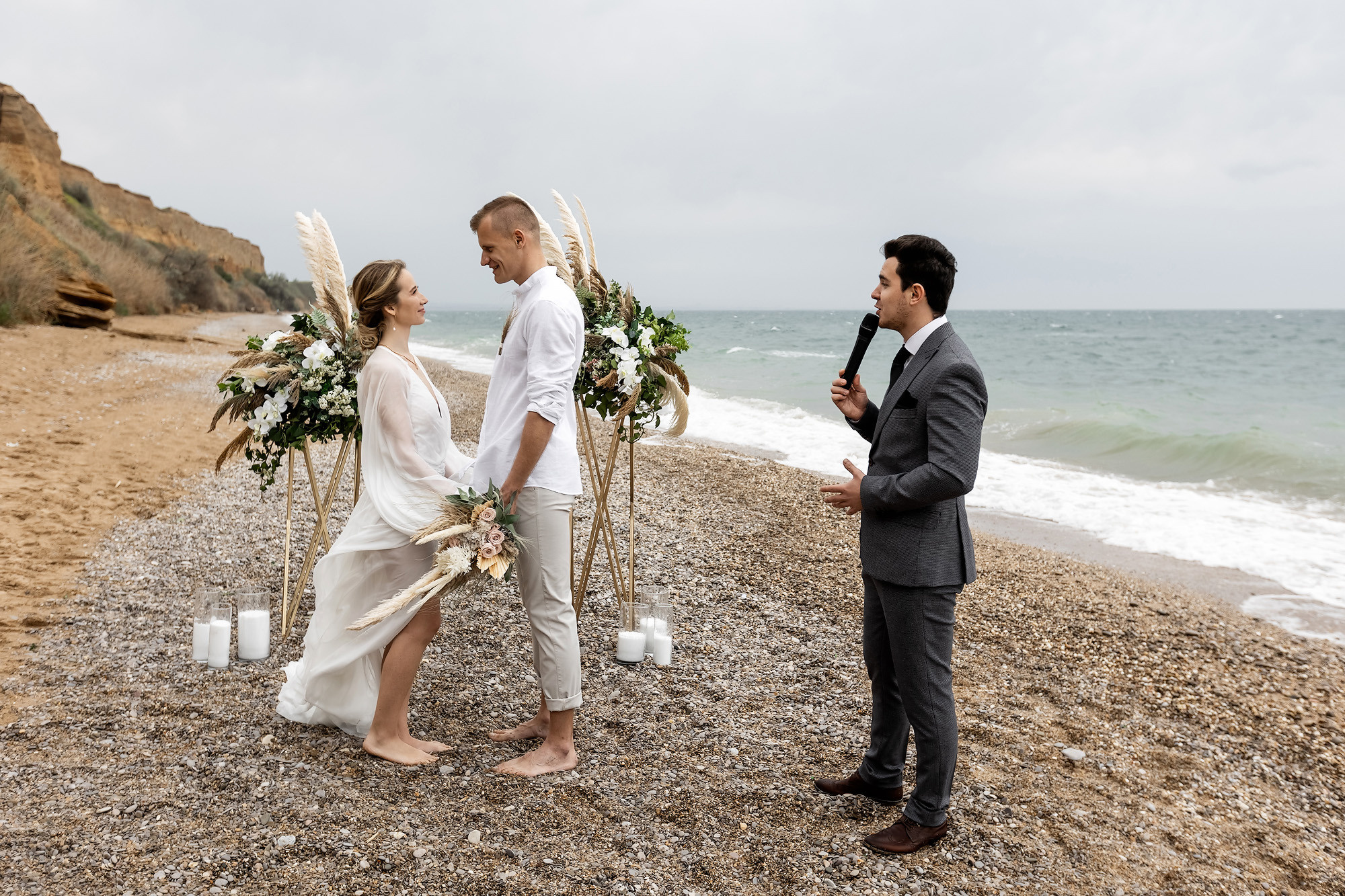 Свадебная выездная церемония и фотосессия на берегу моря. Свадебный фотограф, фотосъемка в Крыму, Севастополе, Симферополе, Ялте