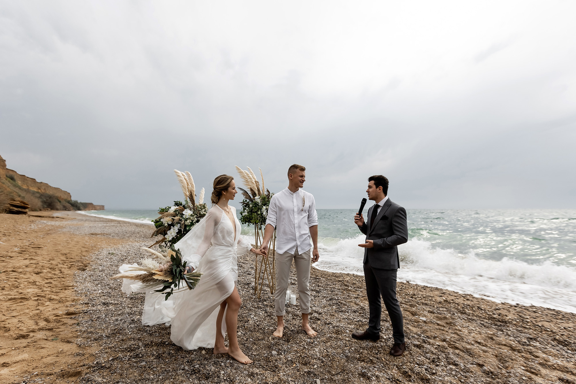 Свадебная выездная церемония и фотосессия на берегу моря. Свадебный фотограф, фотосъемка в Крыму, Севастополе, Симферополе, Ялте