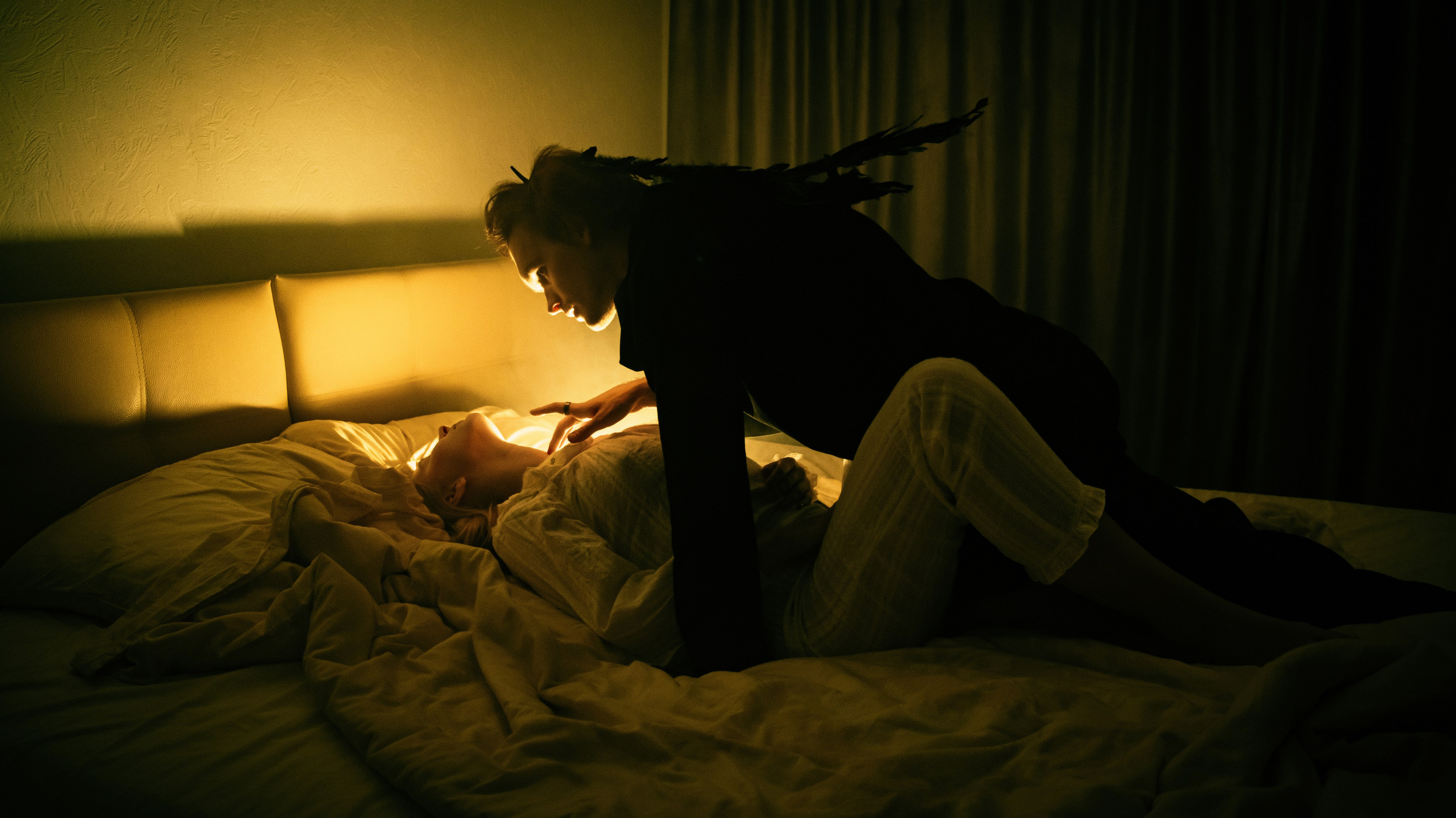 Coppia di ripresa. Fotografo a Mosca con un’atmosfera notturna di foto