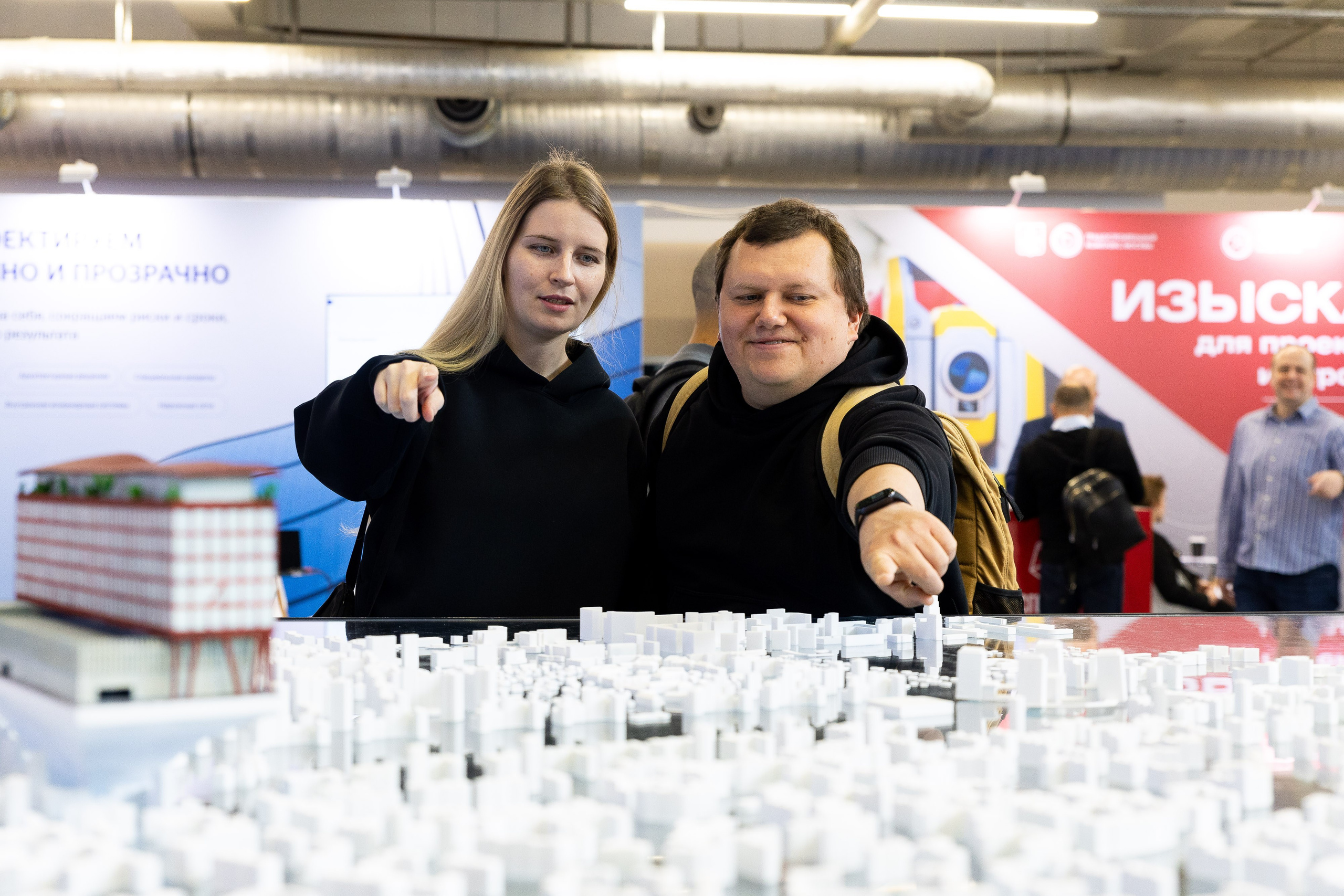 100+ (стенд «Кортрос»). Фотограф Родион Нарудинов