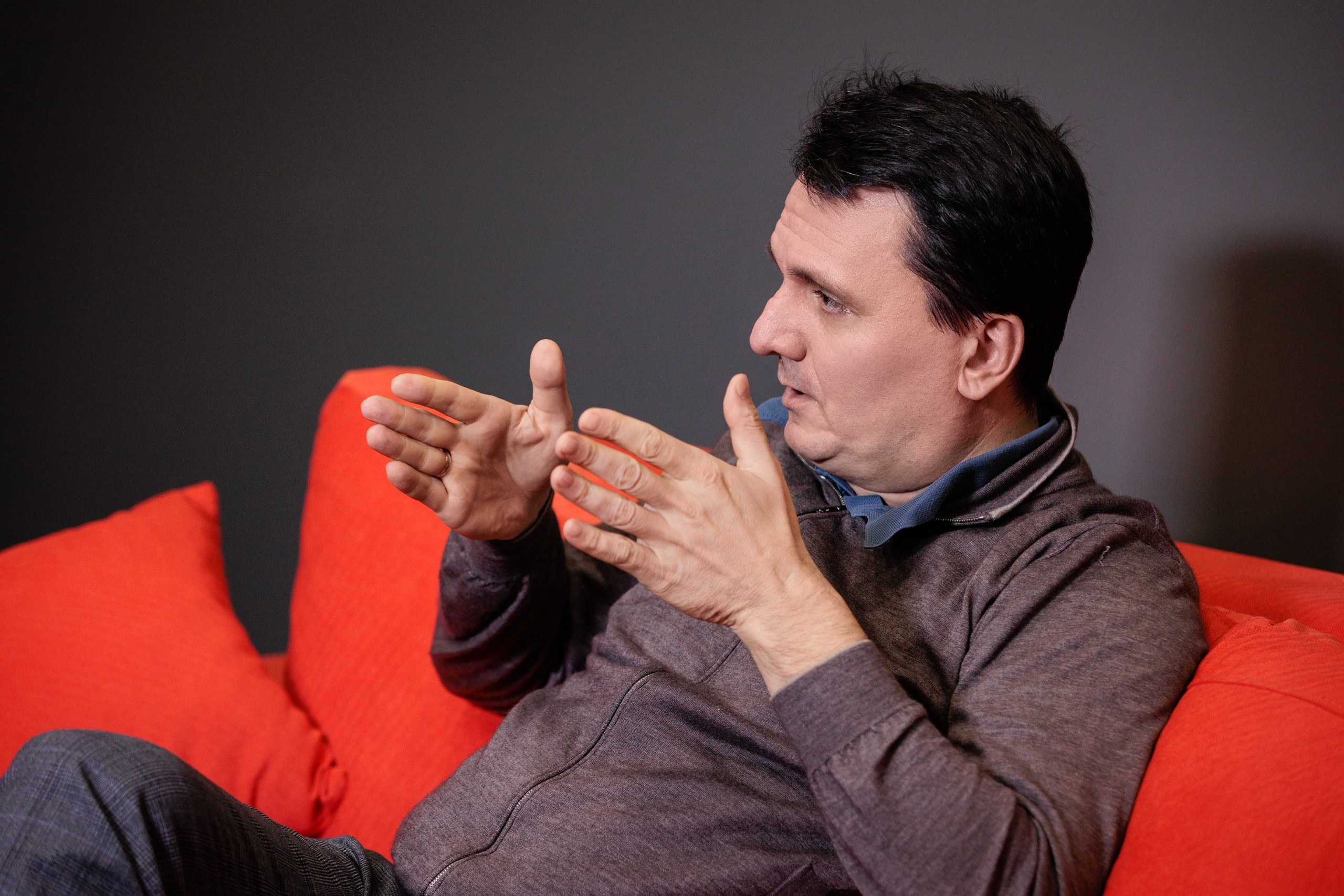 Съемка интеревью с директором. Контент для бизнеса в Екатеринбурге Полдень Медиа