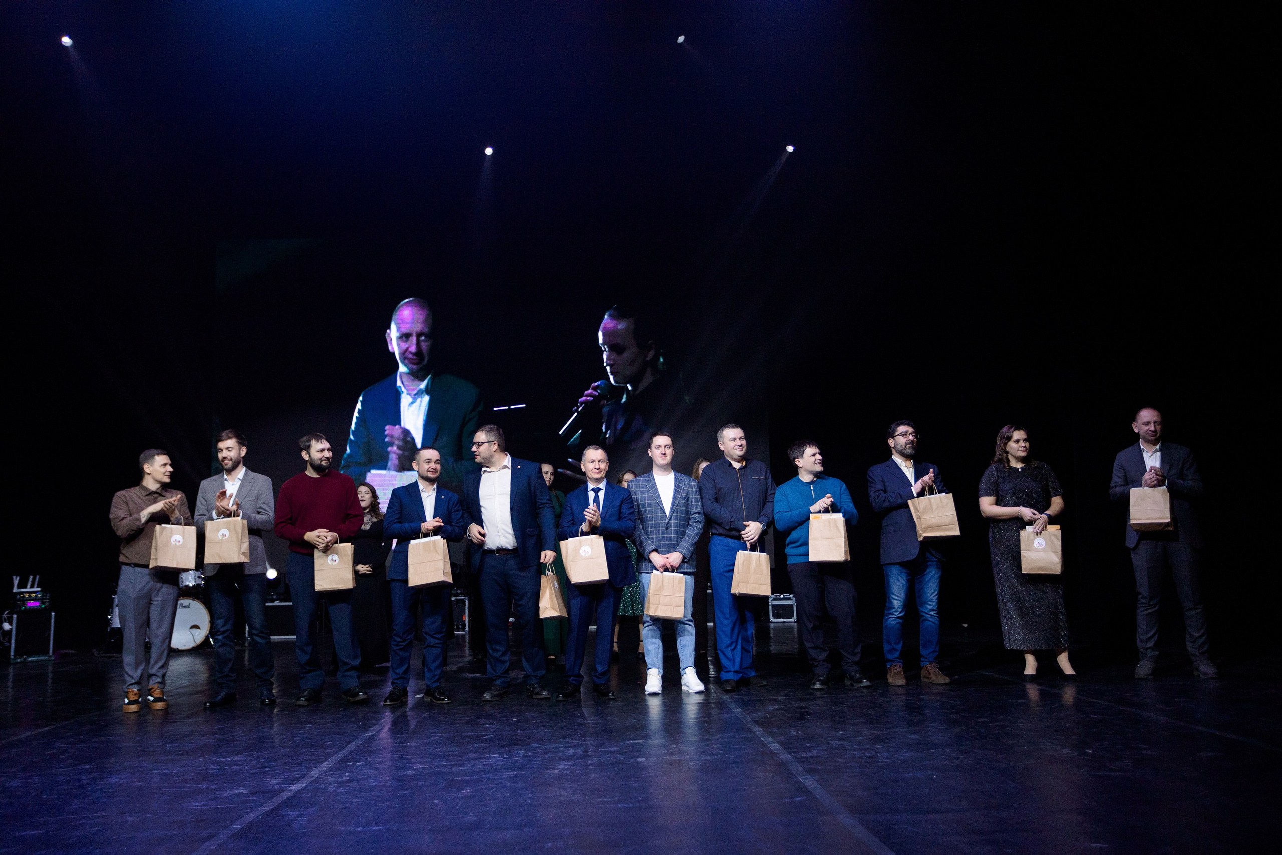 РЕПОРТАЖ: НОВЫЙ ГОД В ДК МЕТАЛЛУРГ. Профессиональный фотограф в Ижевске Леша Петров