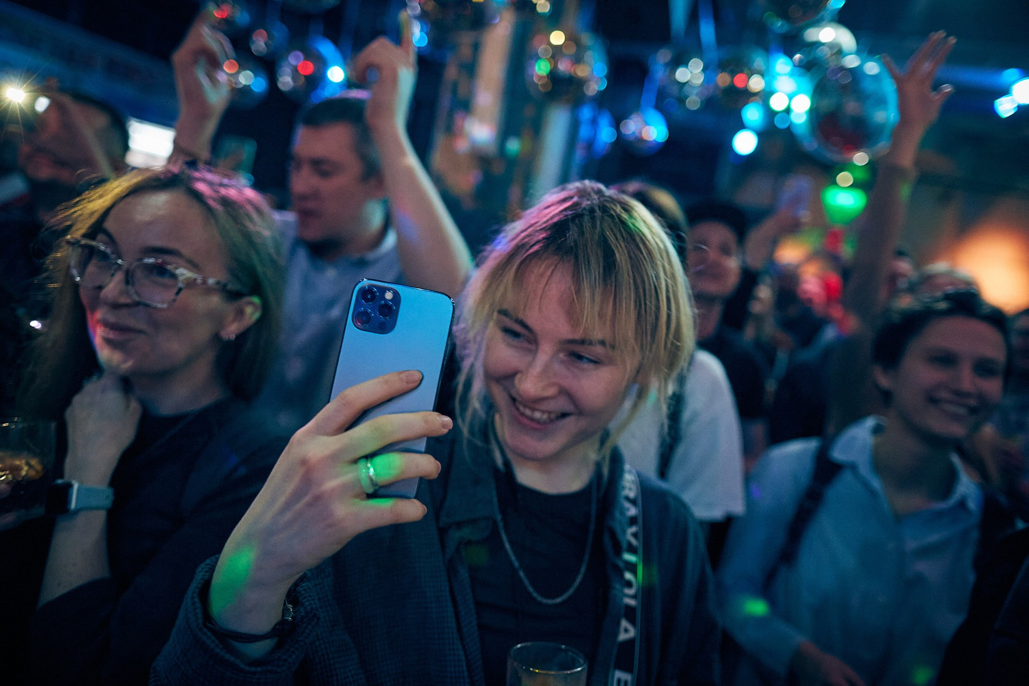 Фотограф на концерте группы «Мальчишник» — репортажная съёмка в баре. Репортажный фотограф в Москве — Дмитрий Тарасов | Съёмка мероприятий, концертов, корпоративов