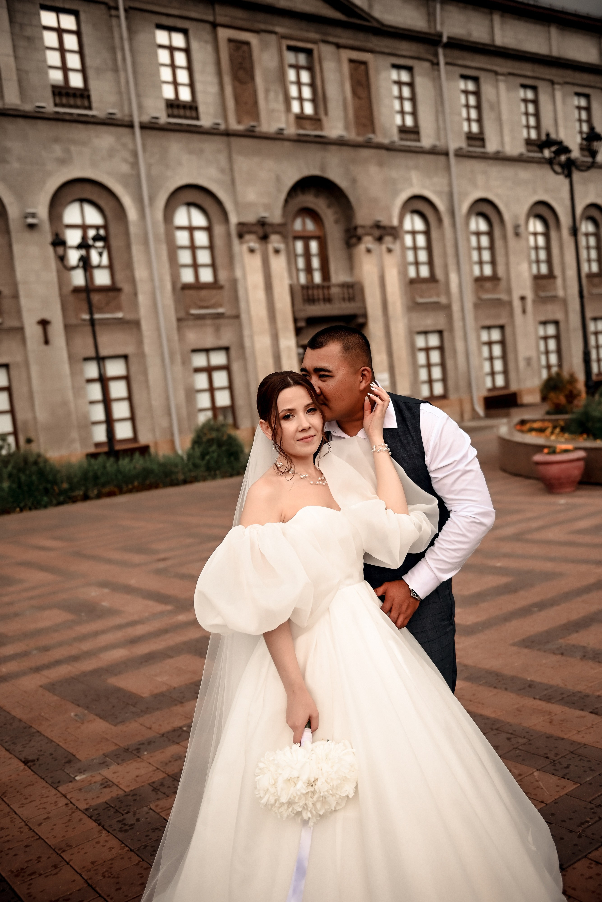 Небольшая свадебная серия в музее и прогулкой под дождем Эльмиры и Ризата. Свадебный, семейный, детский, контент фотограф в Омске Максим Ильин