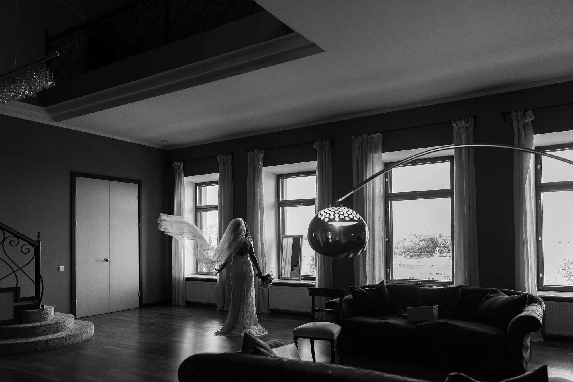 Невеста с фатой у окна