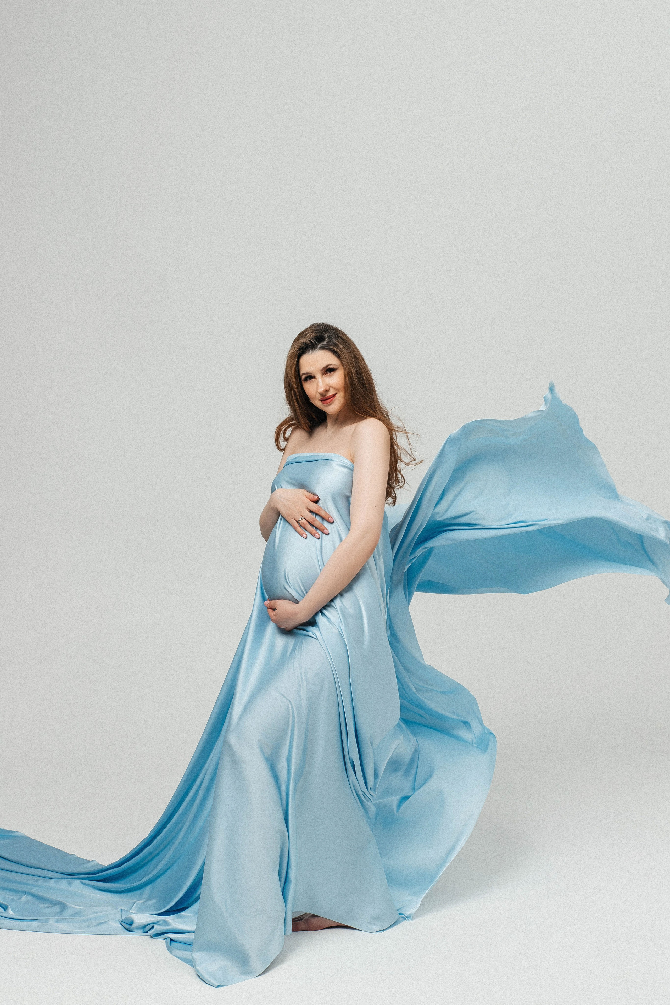 Фотосессия беременности в тканях в студии. Свадебный и семейный фотограф в Москве