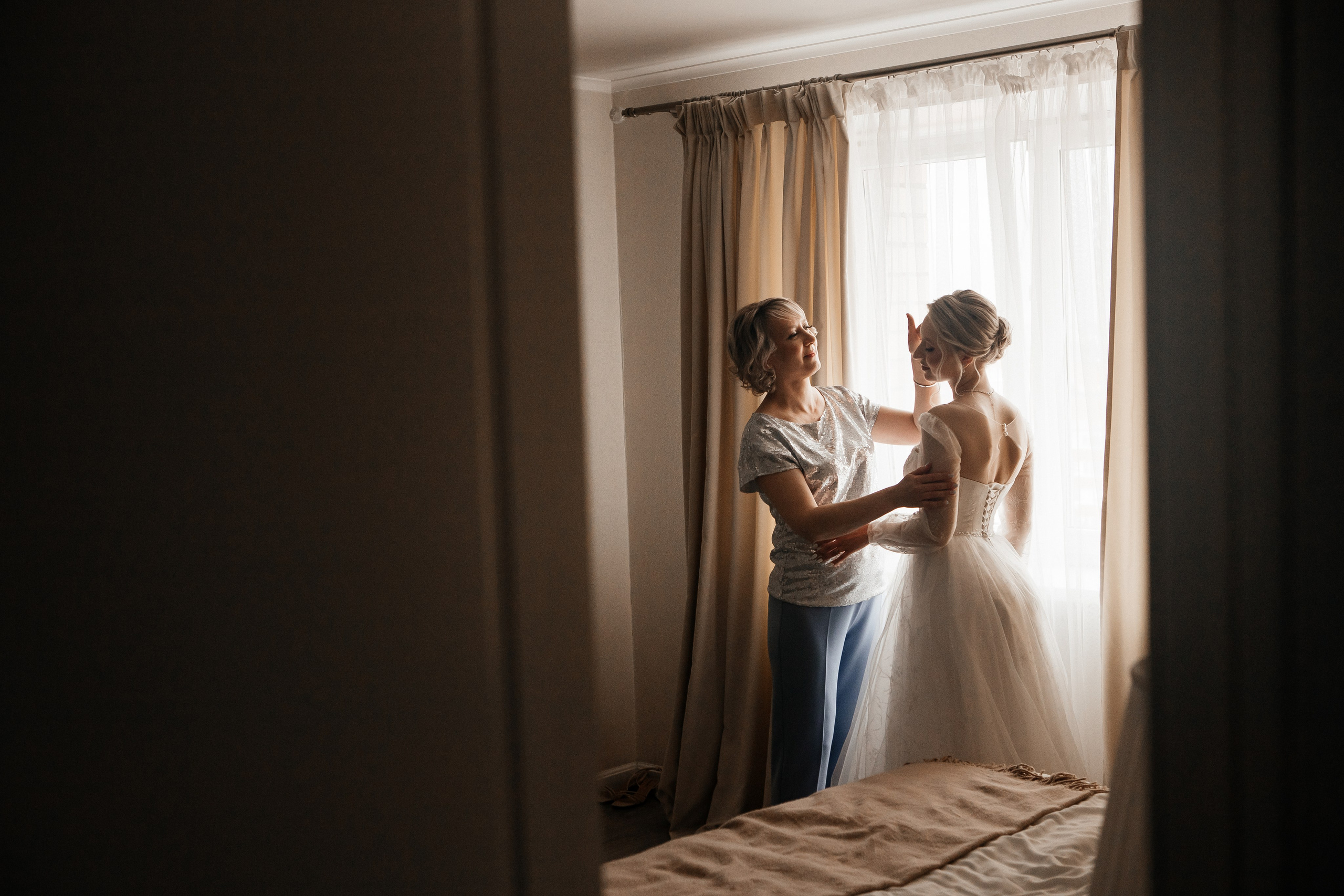 Евгения и Николай утренние сборы. Свадебный фотограф Виктория Чуйко Магнитогорск. Визуал для бизнеса