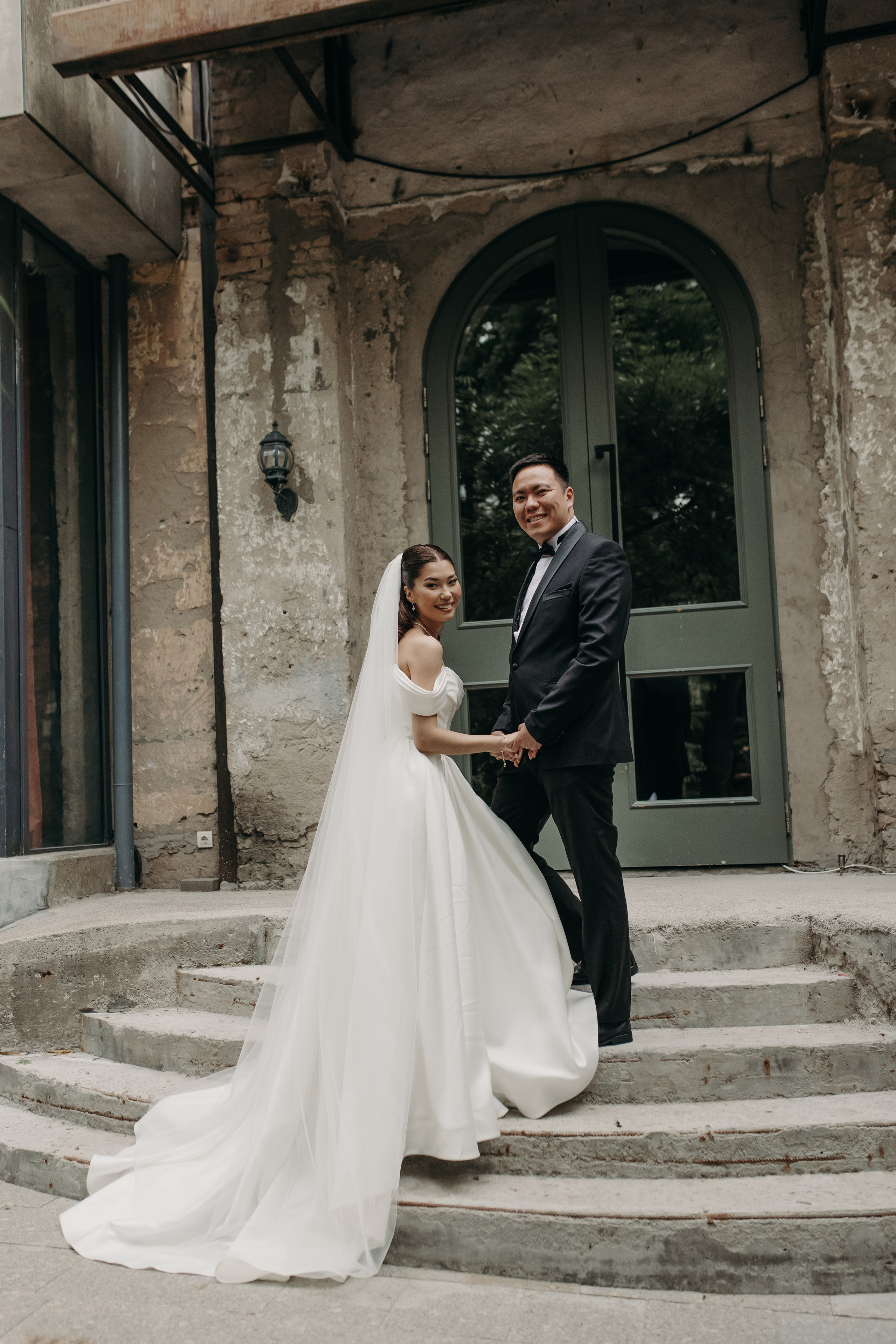 Прогулка и два бокала игристого…. Свадебный и семейный фотограф в Алматы Laura Dosmann