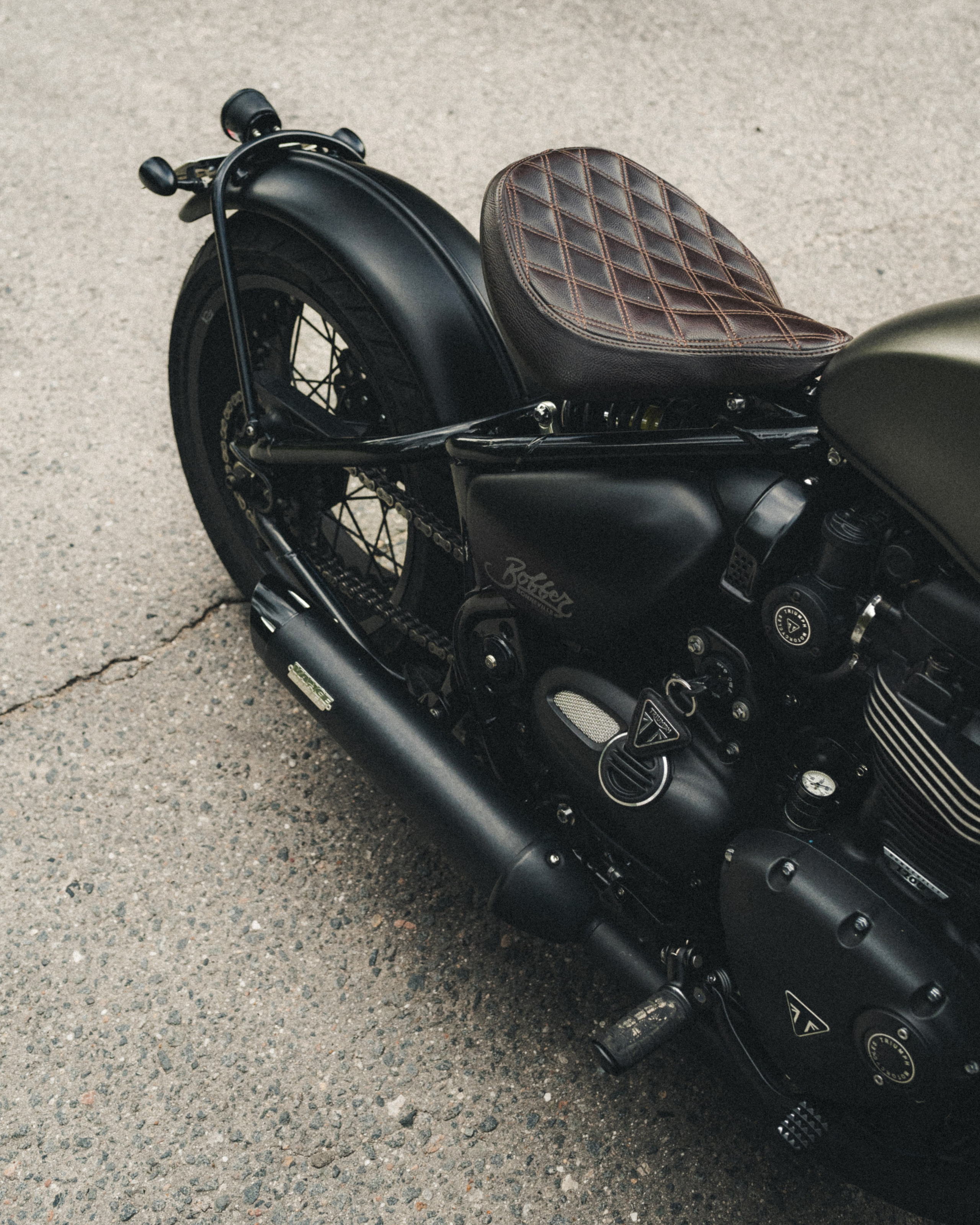 Портретная фотосессия с мотоциклом Triumph Bobber 1200. Фотограф Илья К. в Москве