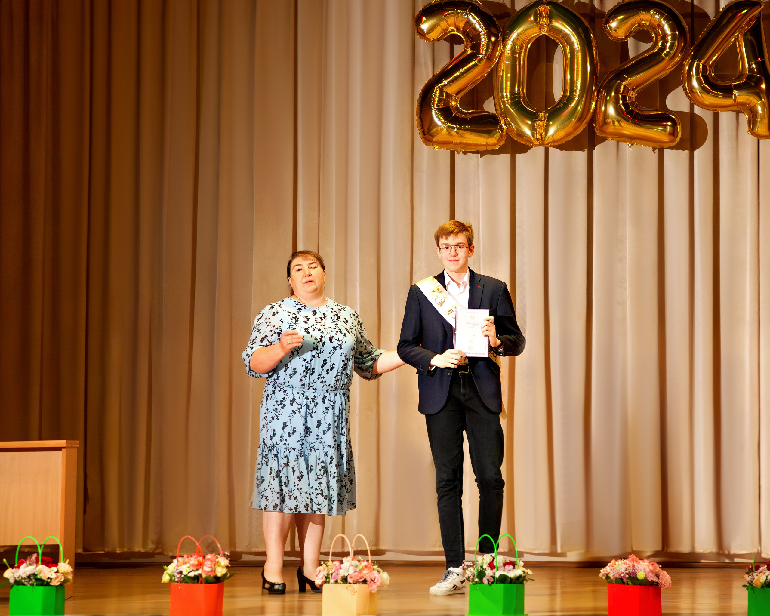 498 школа вручение дипломов, 2024. Выпускные альбомы и школьный фотограф в Подольске, Троицке, Щербинке, Москве и Московской области