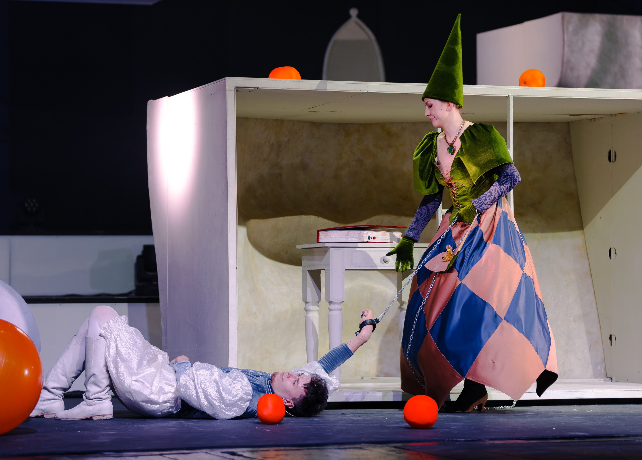 Любовь к трем апельсинам_Чехов Центр. Фотограф. г. Южно-Сахалинск. Олег Толстов