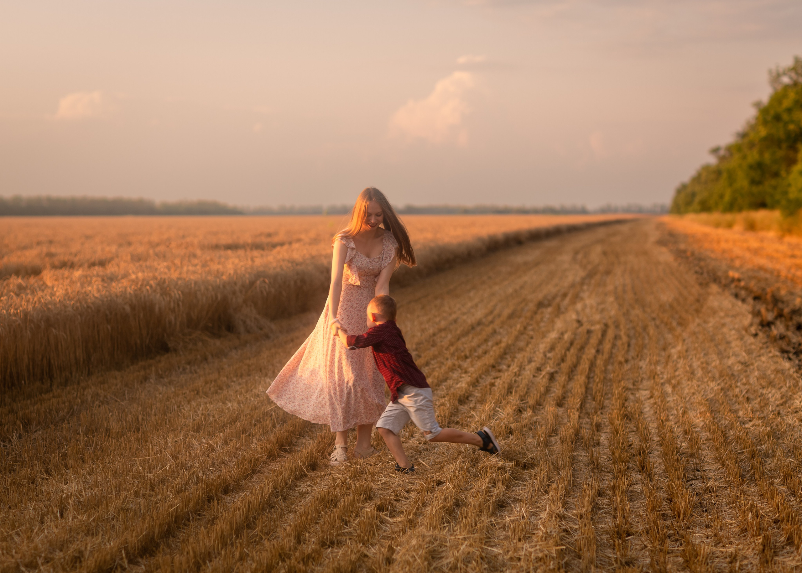 Закат в пшеничном поле. Фотограф в Приморско-Ахтарске Марьяна Чопко