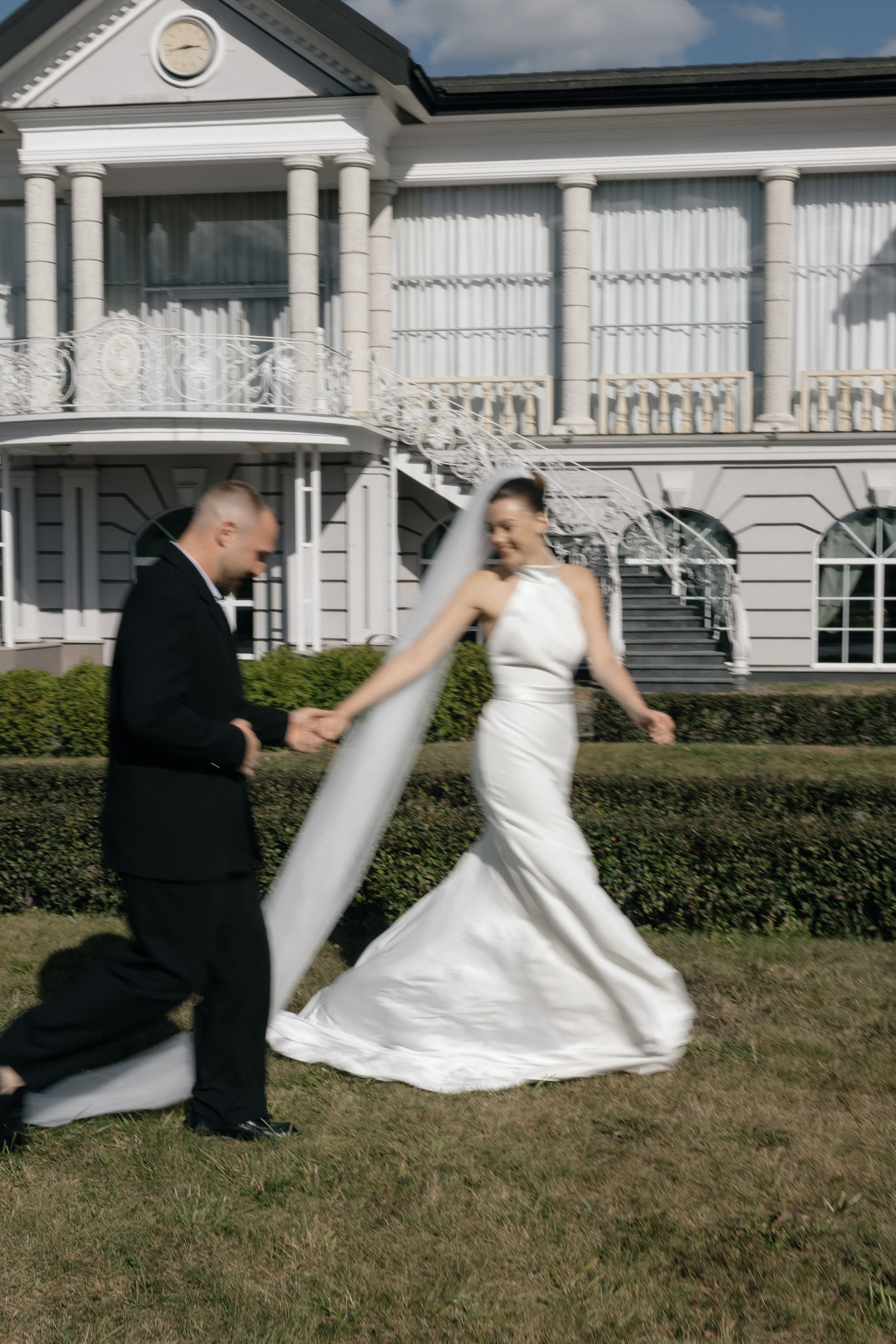 Wedding day in VERSAL PARK. Wedding PHOTOGRAPHER Andrew Vnukov
