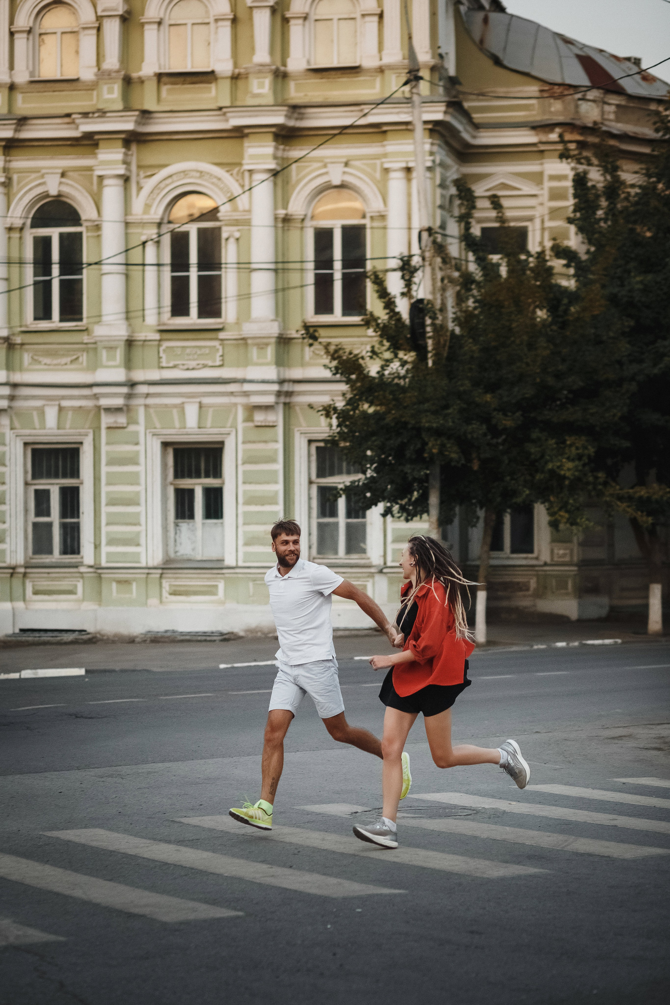 Фотосессия на Октябрьской площади Таганрога: История любви Глеба и Ани в центре города. Свадебный и семейный фотограф в Таганроге Бакарюк Антон
