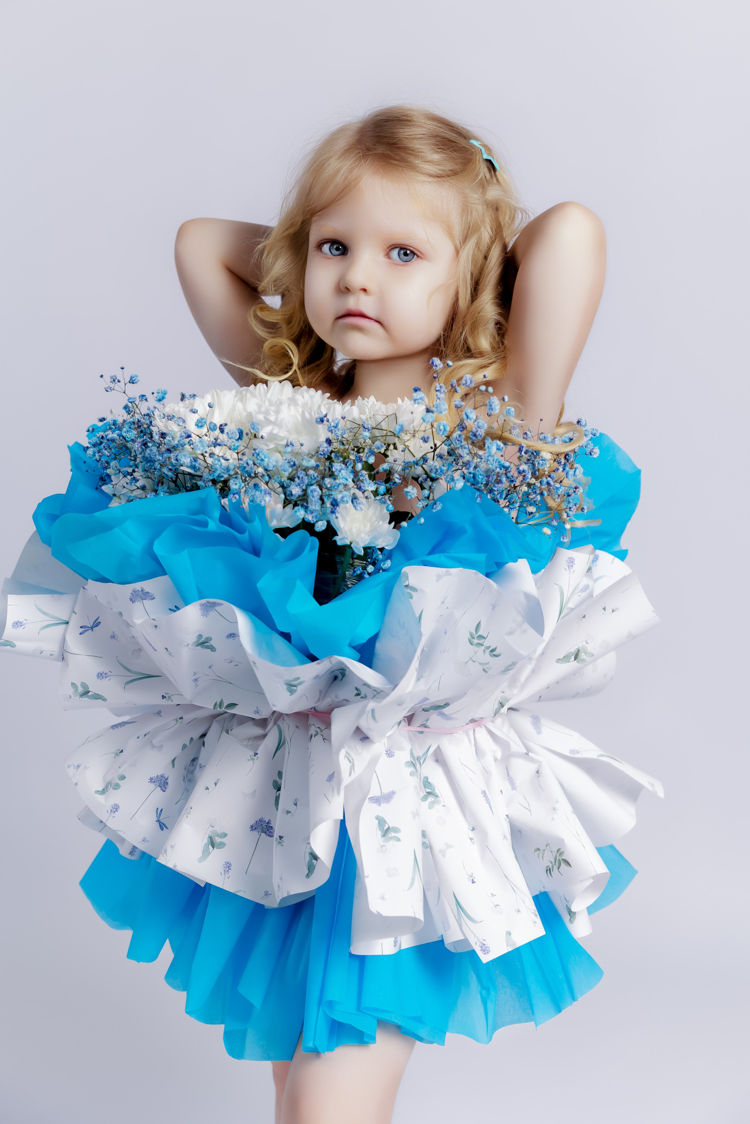 Цветочная фотосессия двух сестер в студии