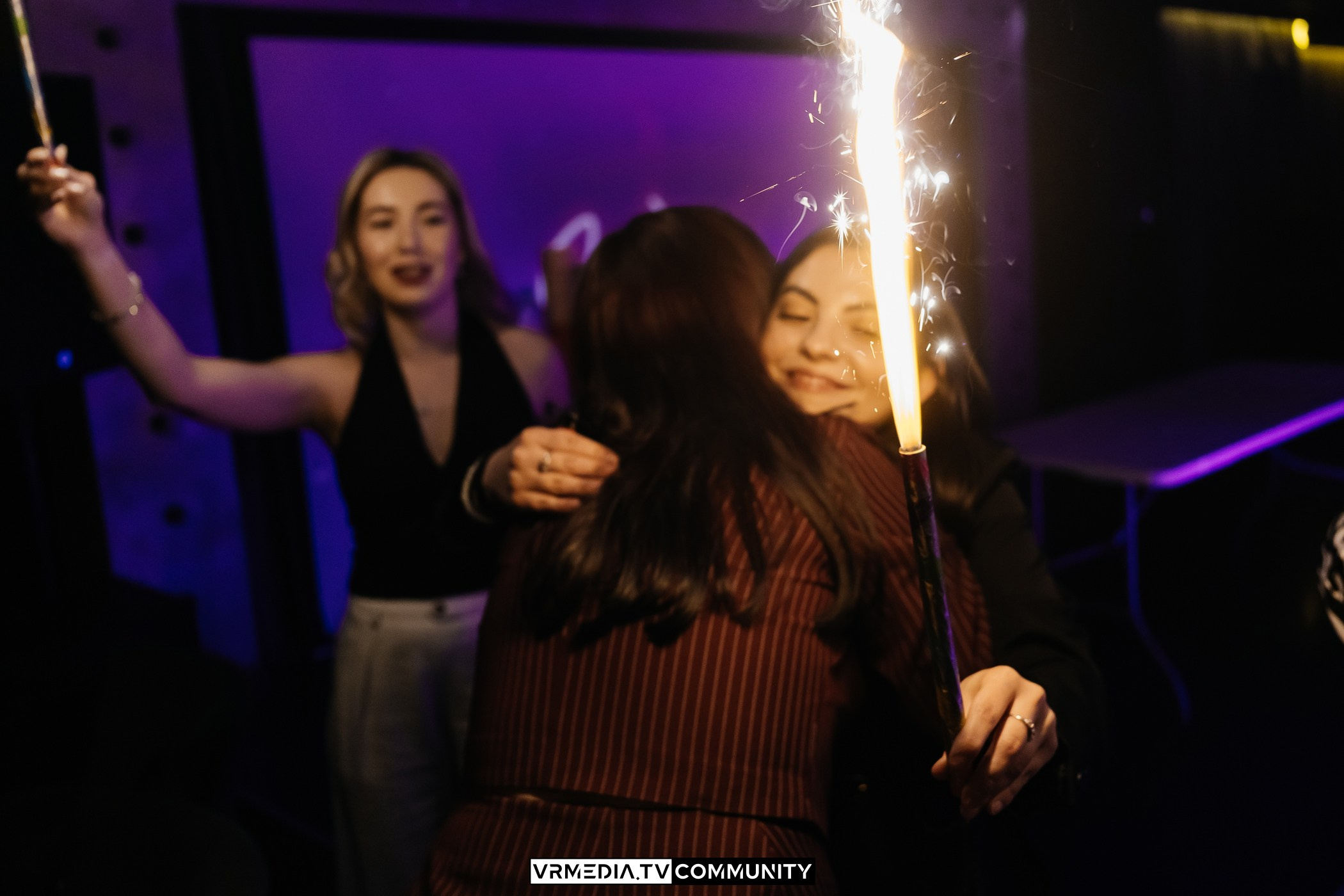 Караоке-бар «Volna»: Мир, труд, май, запевай