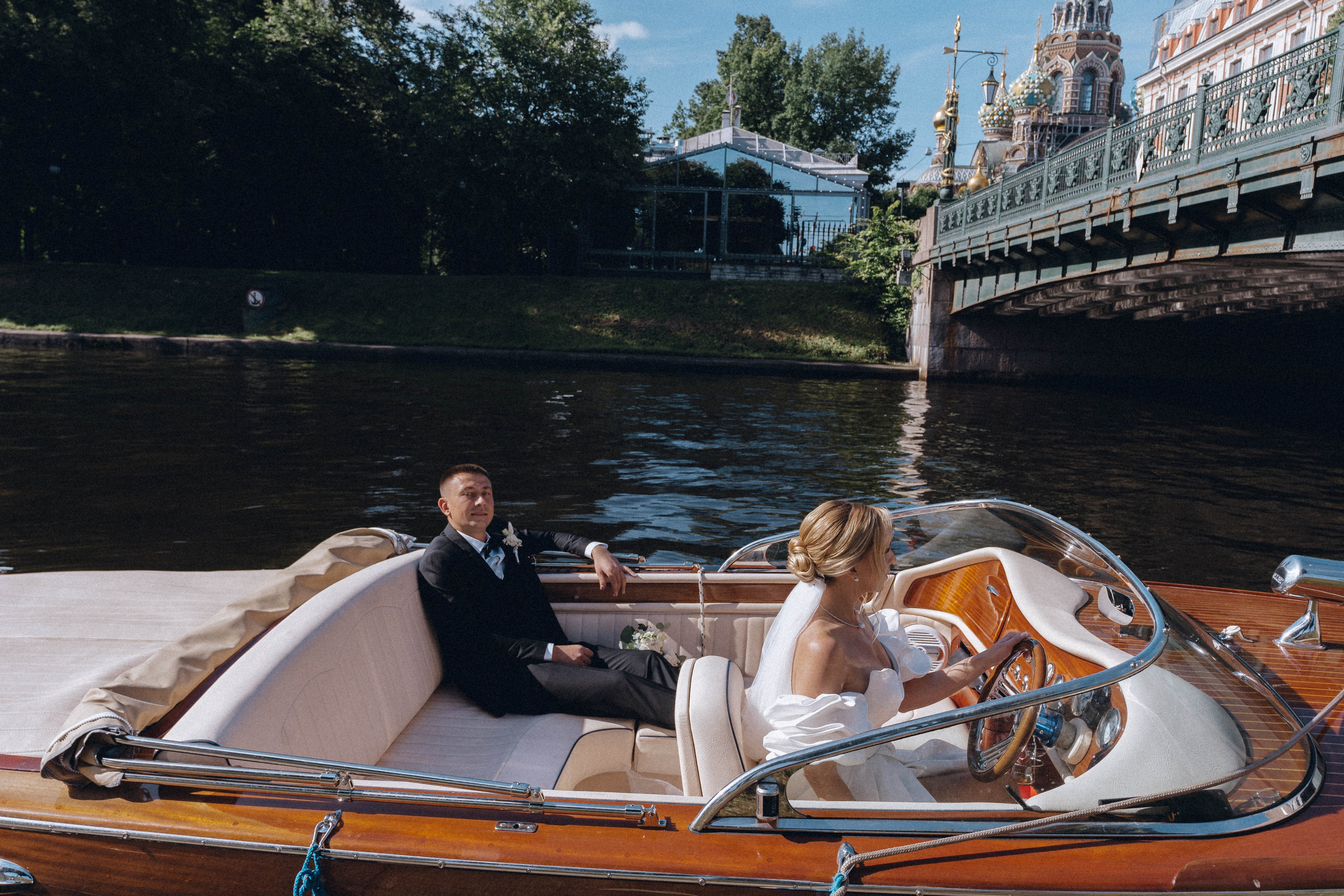 СВАДЕНБНАЯ СЬЕМКА НА КАТЕРЕ ПО КАНАЛАМ САНКТ-ПЕТЕРБУРГА И В АКВАТОРИИ НЕВЫ. Профессиональный фотограф, Санкт-Петербург — Виктория Богомолова