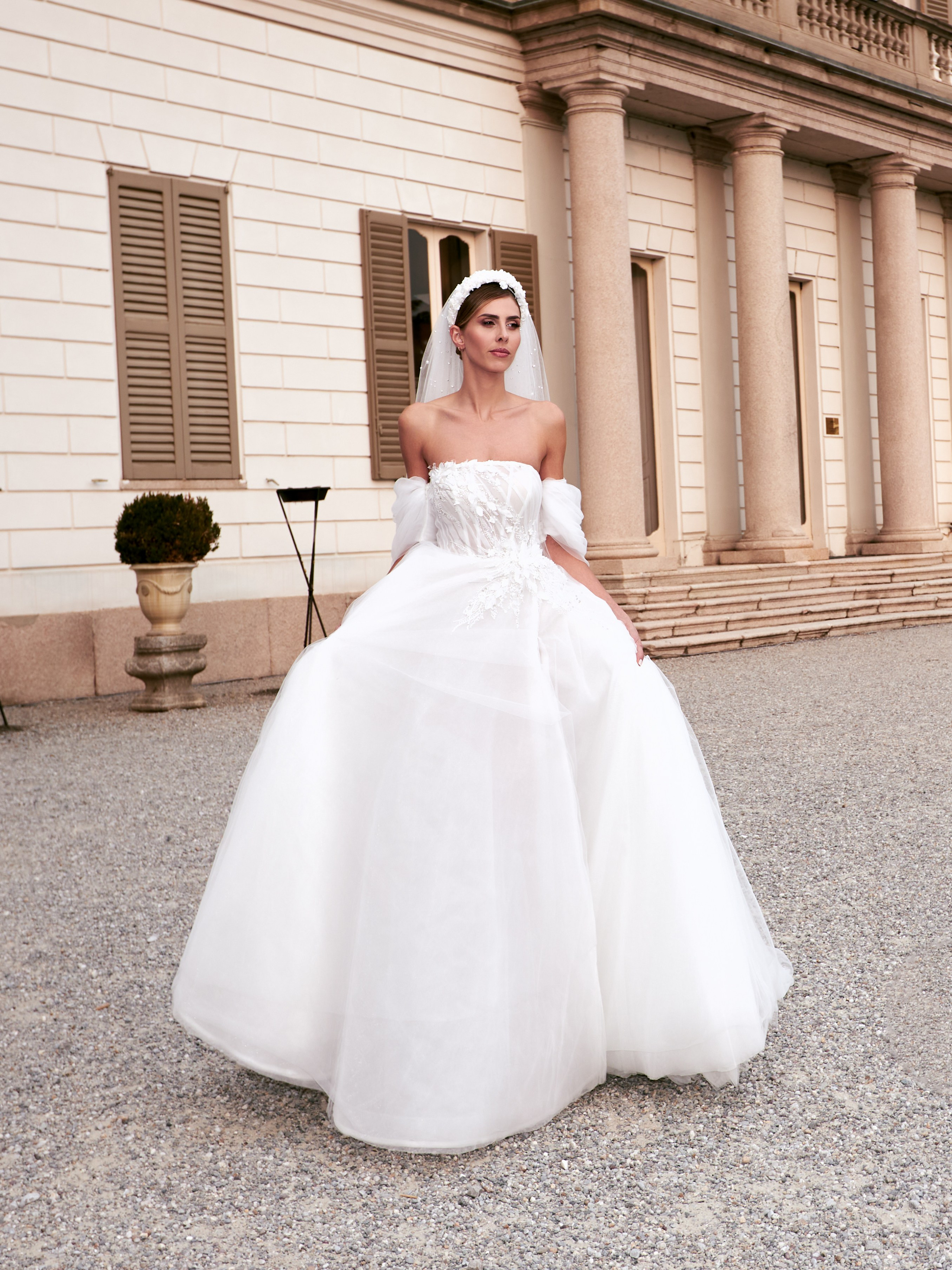 White Wedding Platform Runaway 2023 Milano. Photographer & Videographer in Barcelona
