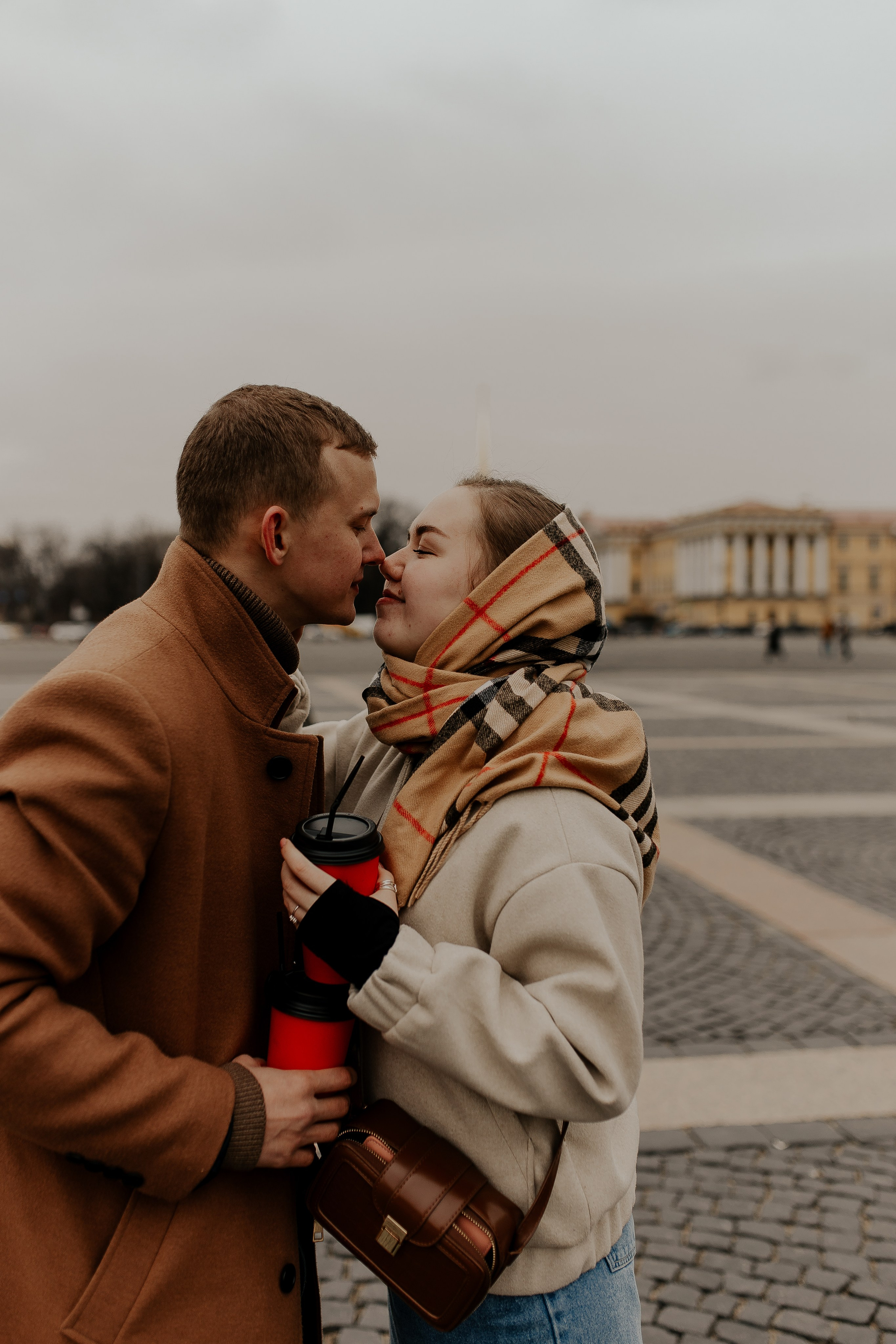 Пара гуляет по Петербургу. Фотограф в Санкт-Петербурге Лиза Семченкова