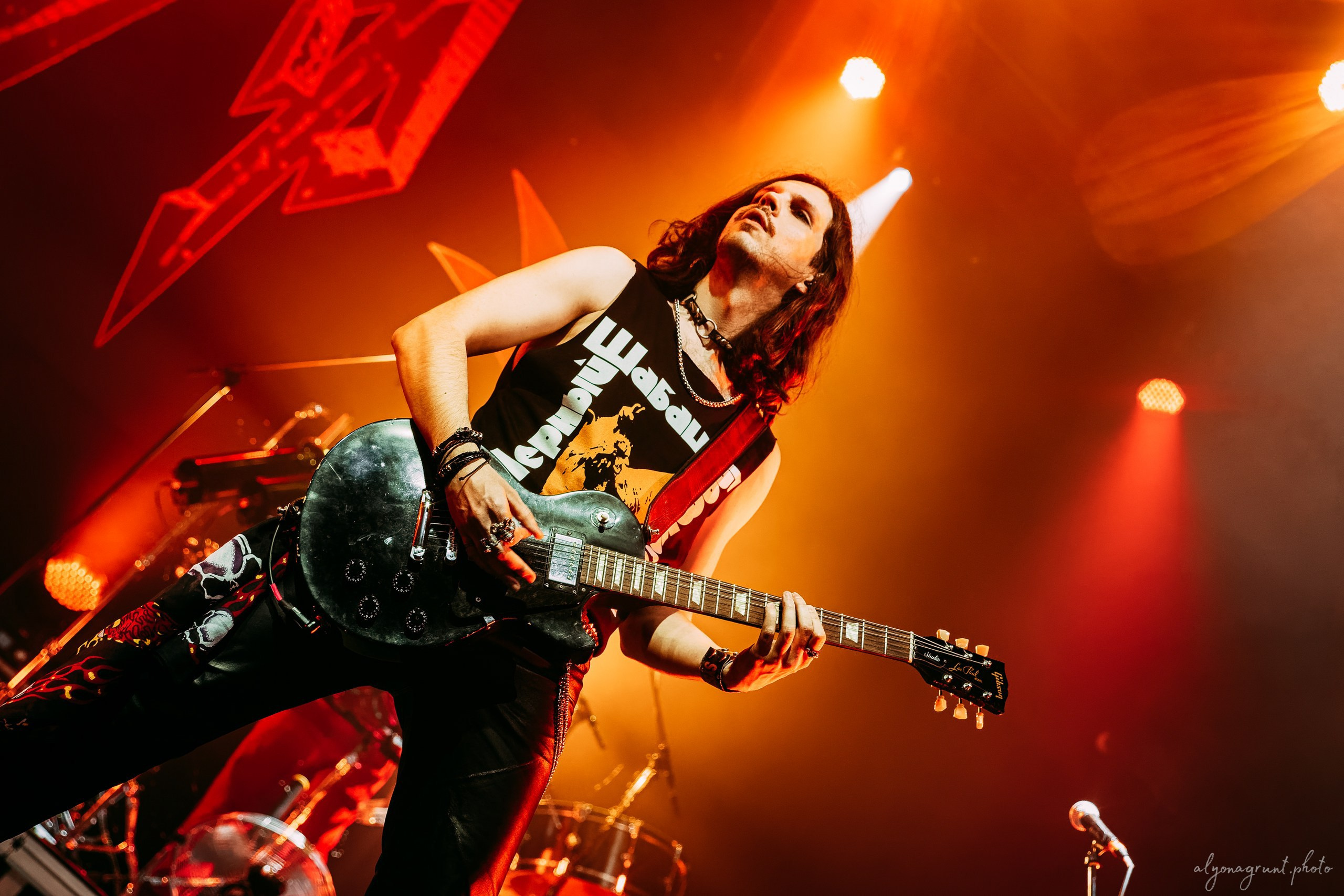 Багровый Фантомас, фоторепортаж, СПб, BASE, 14.12.2025. Алена Адрианова: фотограф в Санкт-Петербурге