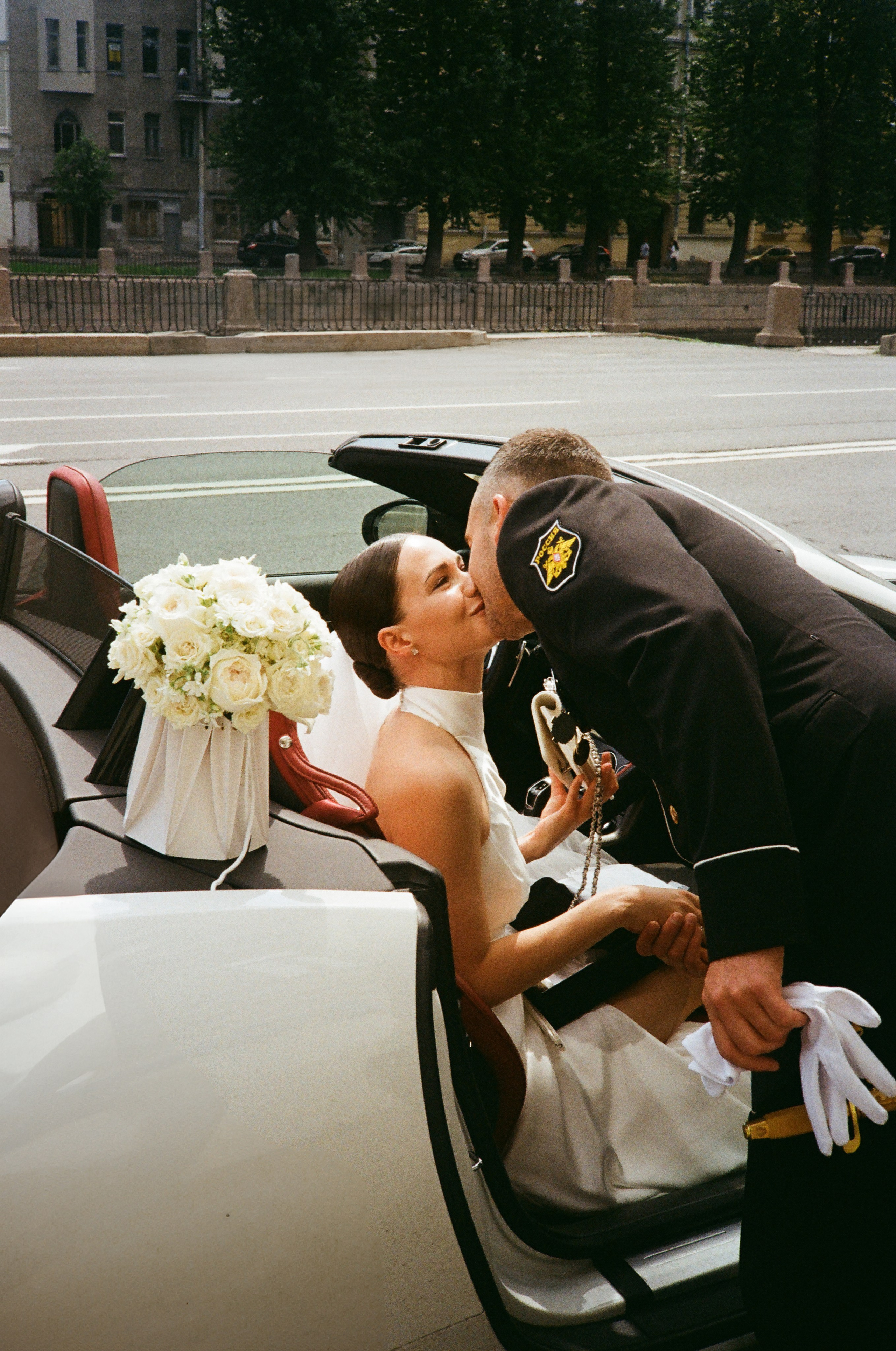 Свадебная фотосессия на пленку. Сестры Карабаза. Фотографы и ретушеры в Москве и Санкт-Петербурге