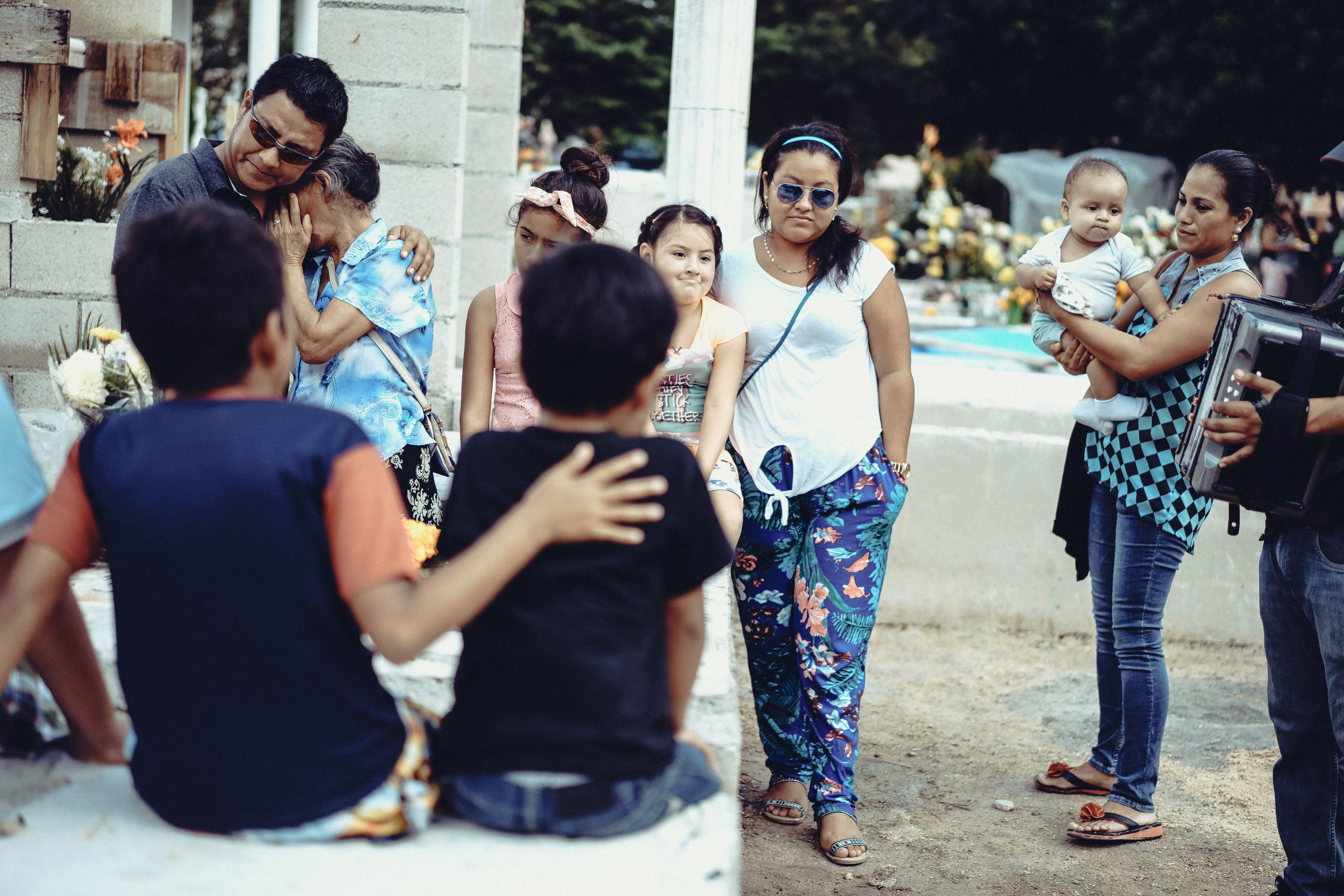 Мексиканская семья на могиле в День Мёртвых.