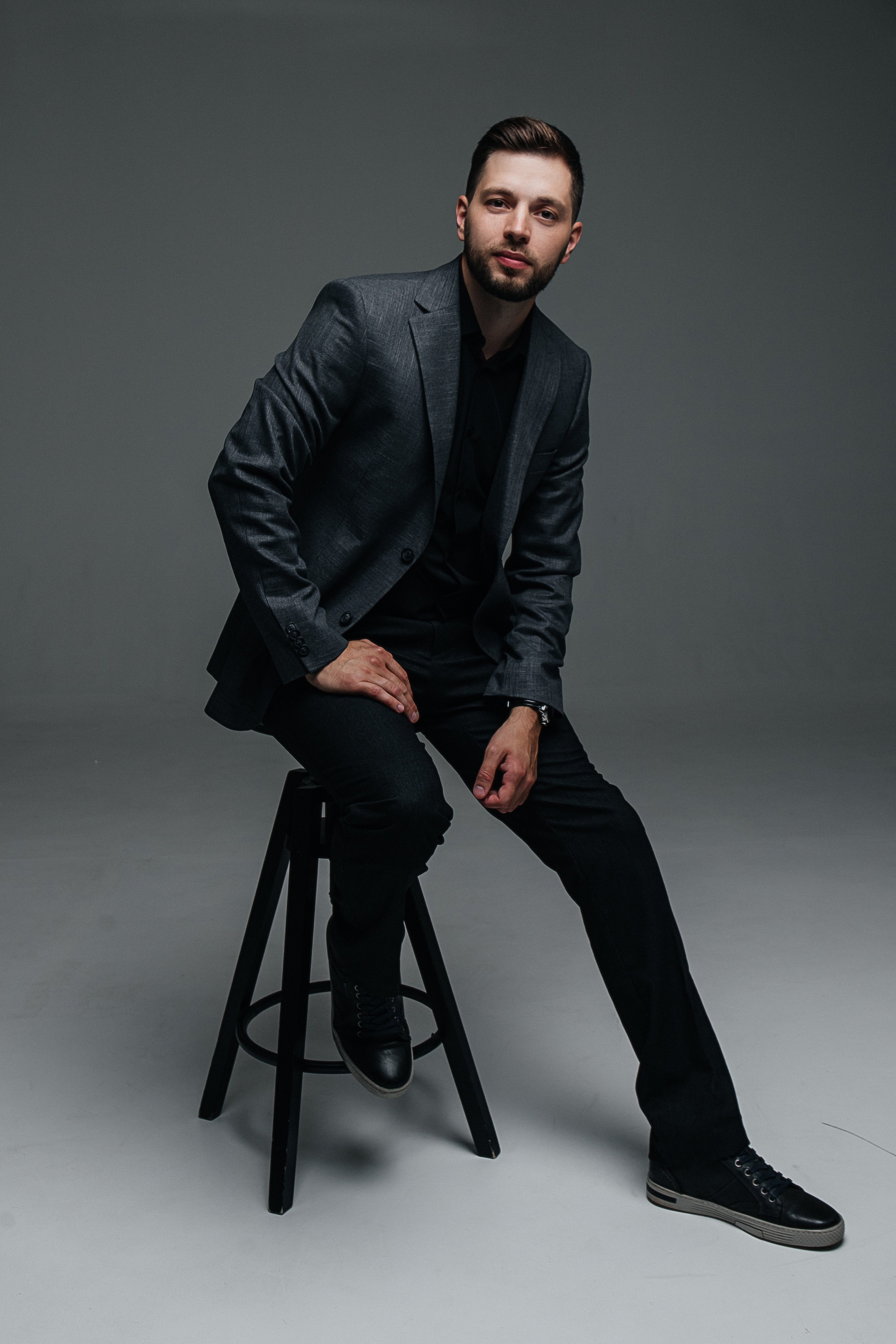 Мужской бизнес портрет. Фотограф в Иркутске Анастасия Кись. Студийная фотосессия беременности в тканях Иркутск. Семейная фотосессия, ПОРТРЕТ «ПОКОЛЕНИЕ»