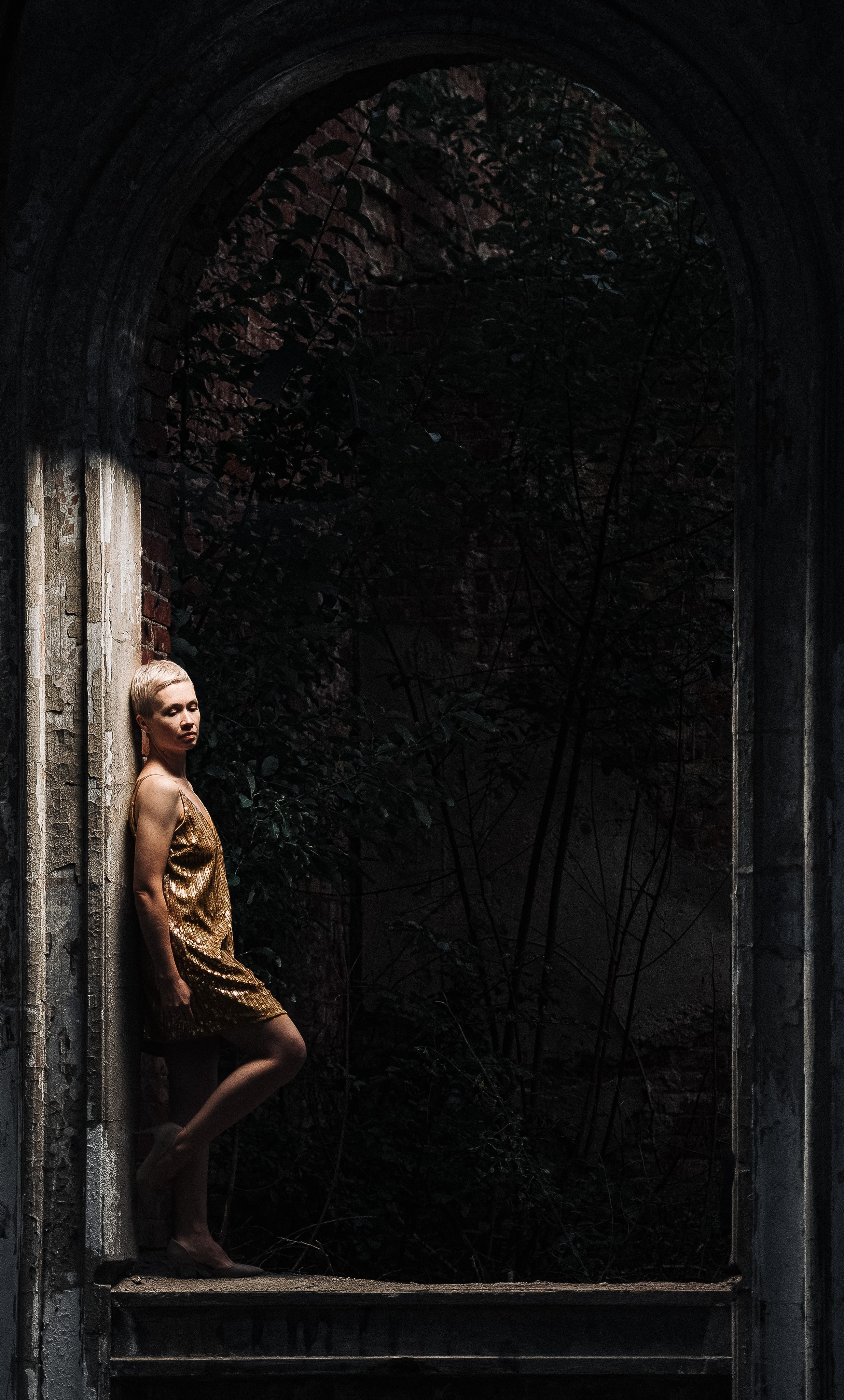 золотое платье, девушка в развалинах, в золотом платье, вечером в заброшенной усадьбе. Пикси